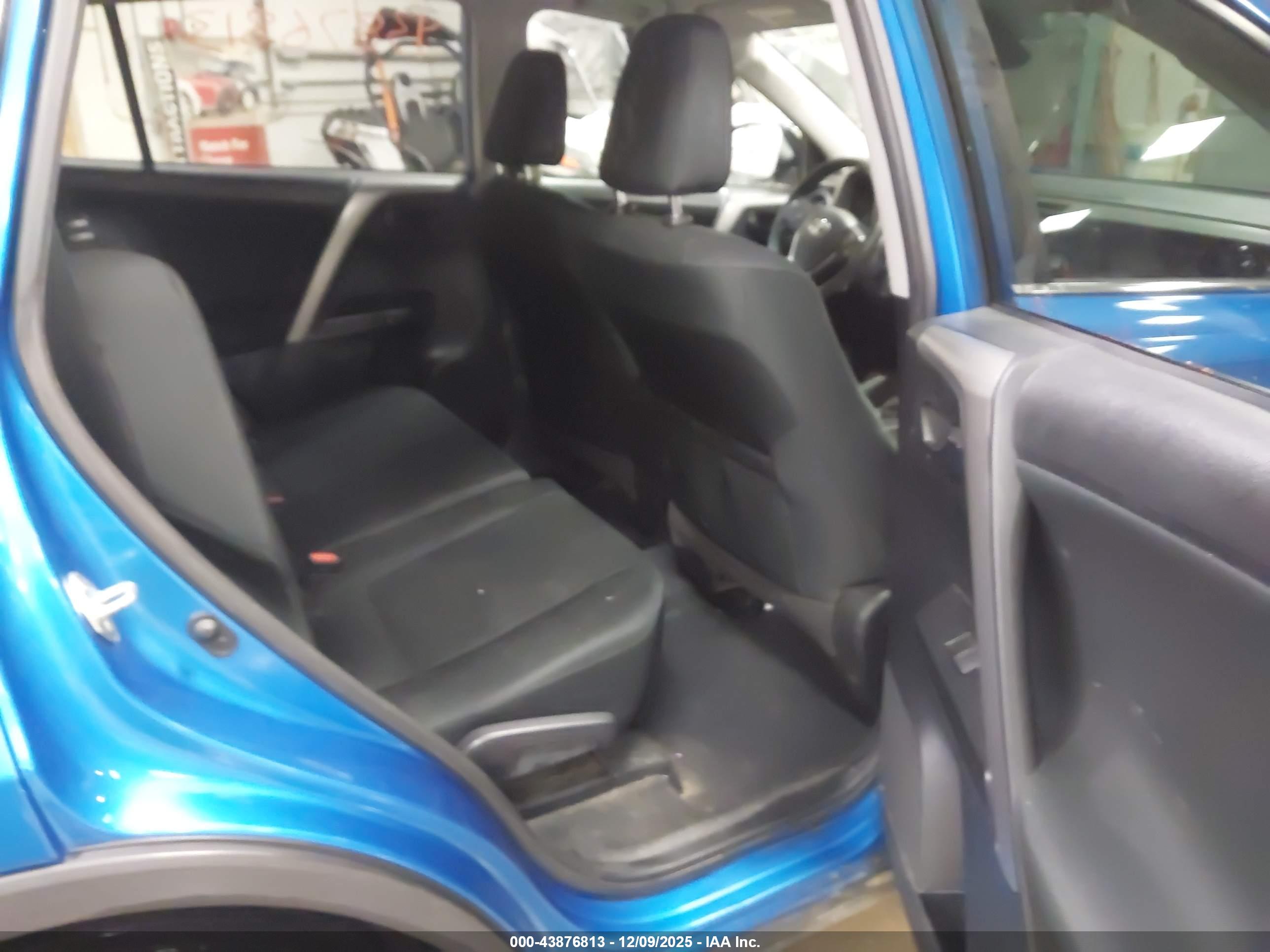 TOYOTA RAV4 image 8