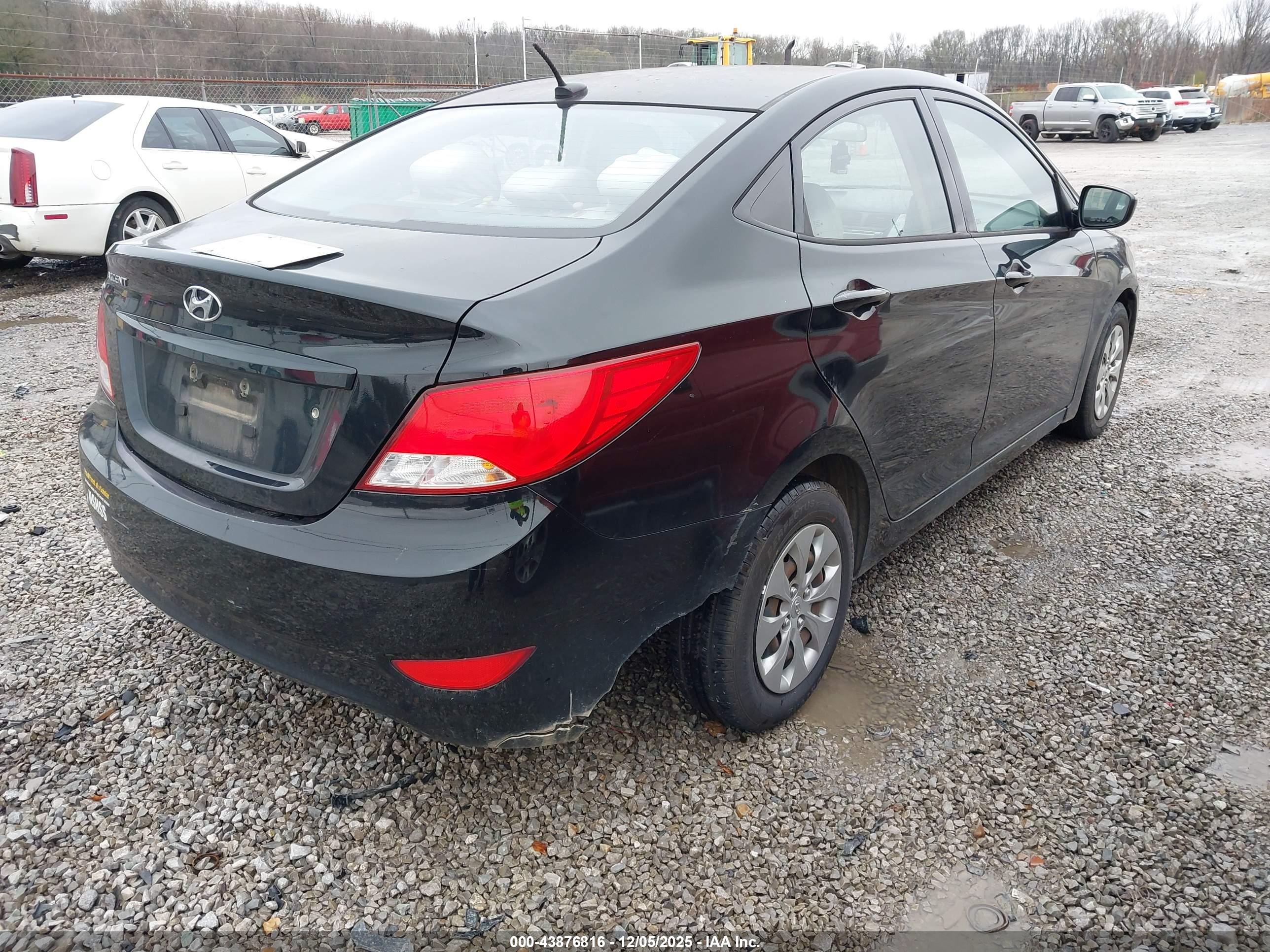 HYUNDAI ACCENT image 4