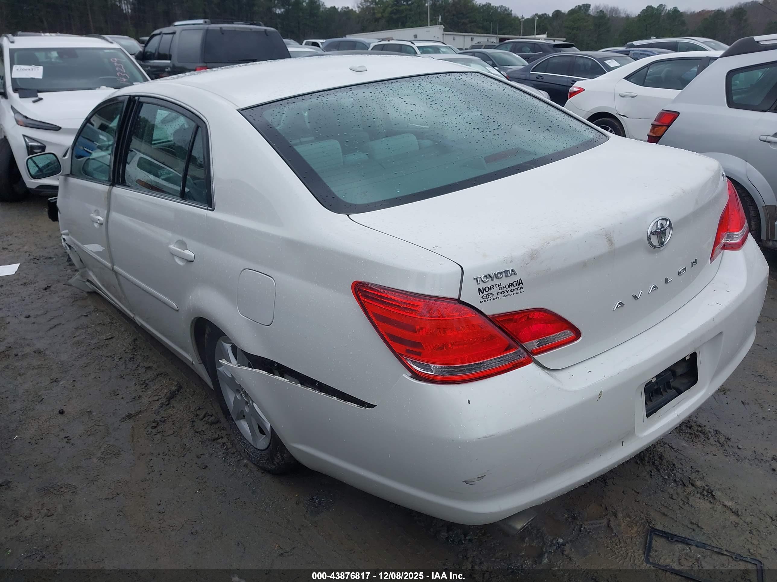 TOYOTA AVALON image 3