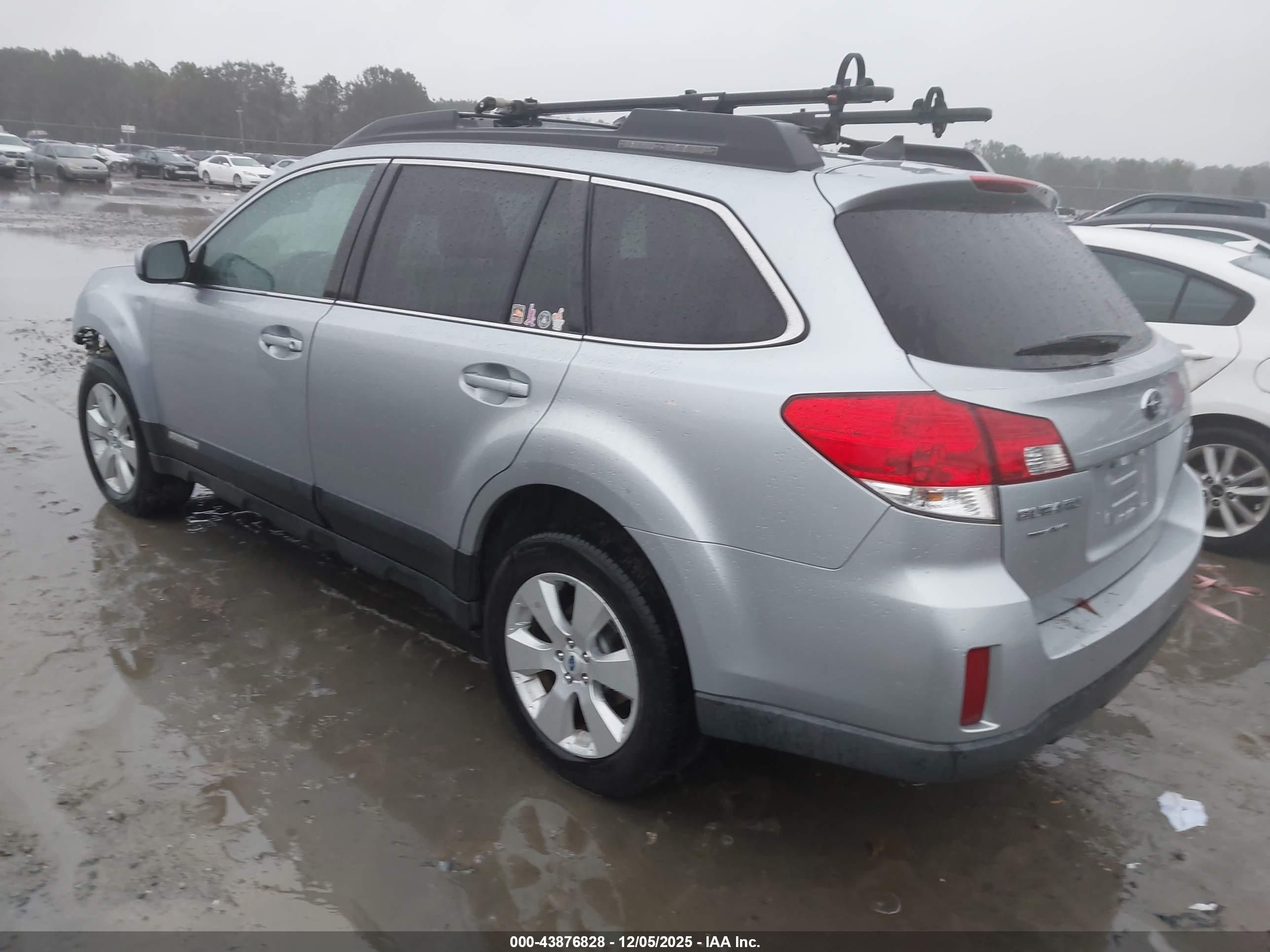 SUBARU OUTBACK image 3