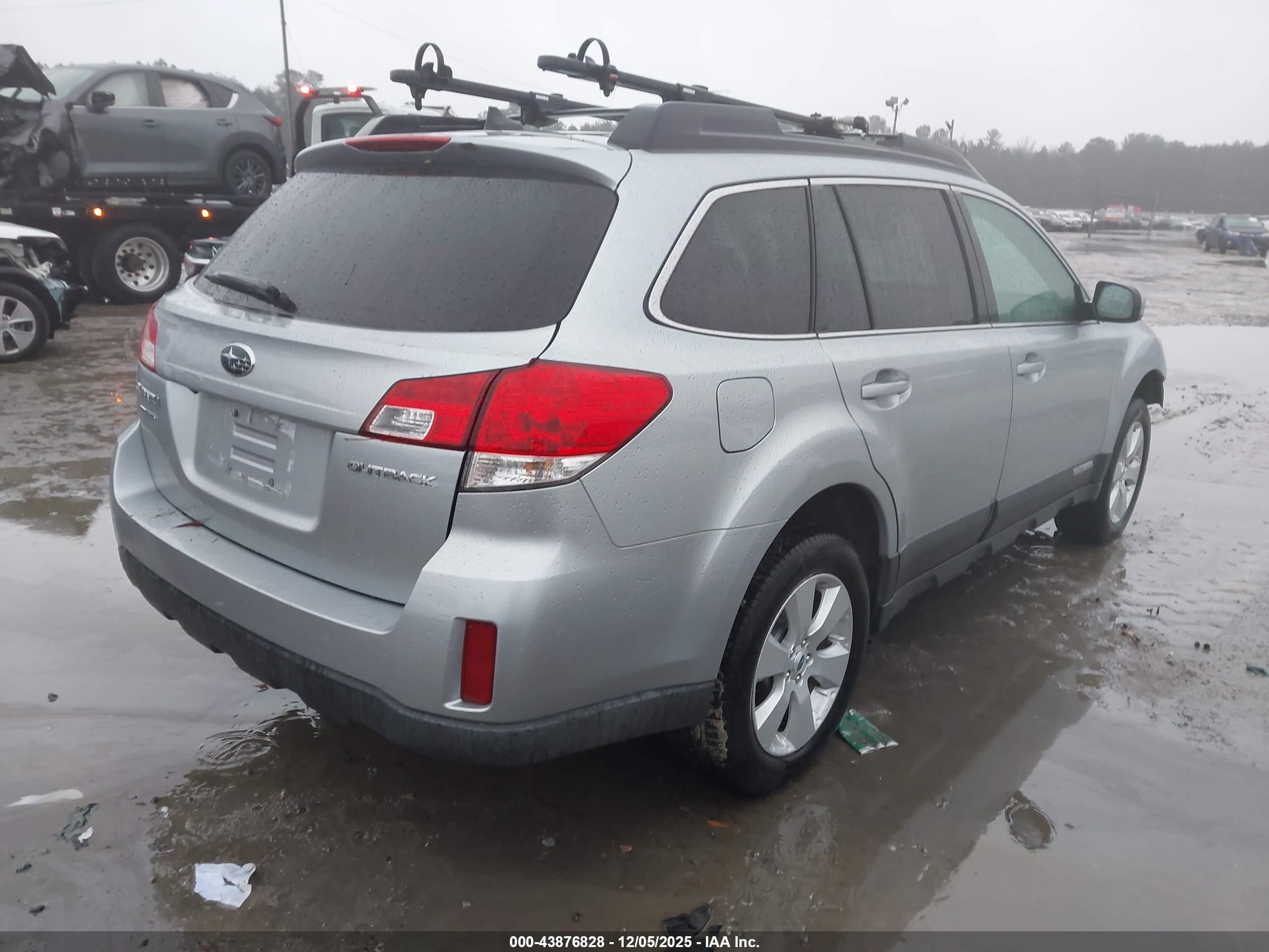 SUBARU OUTBACK image 4