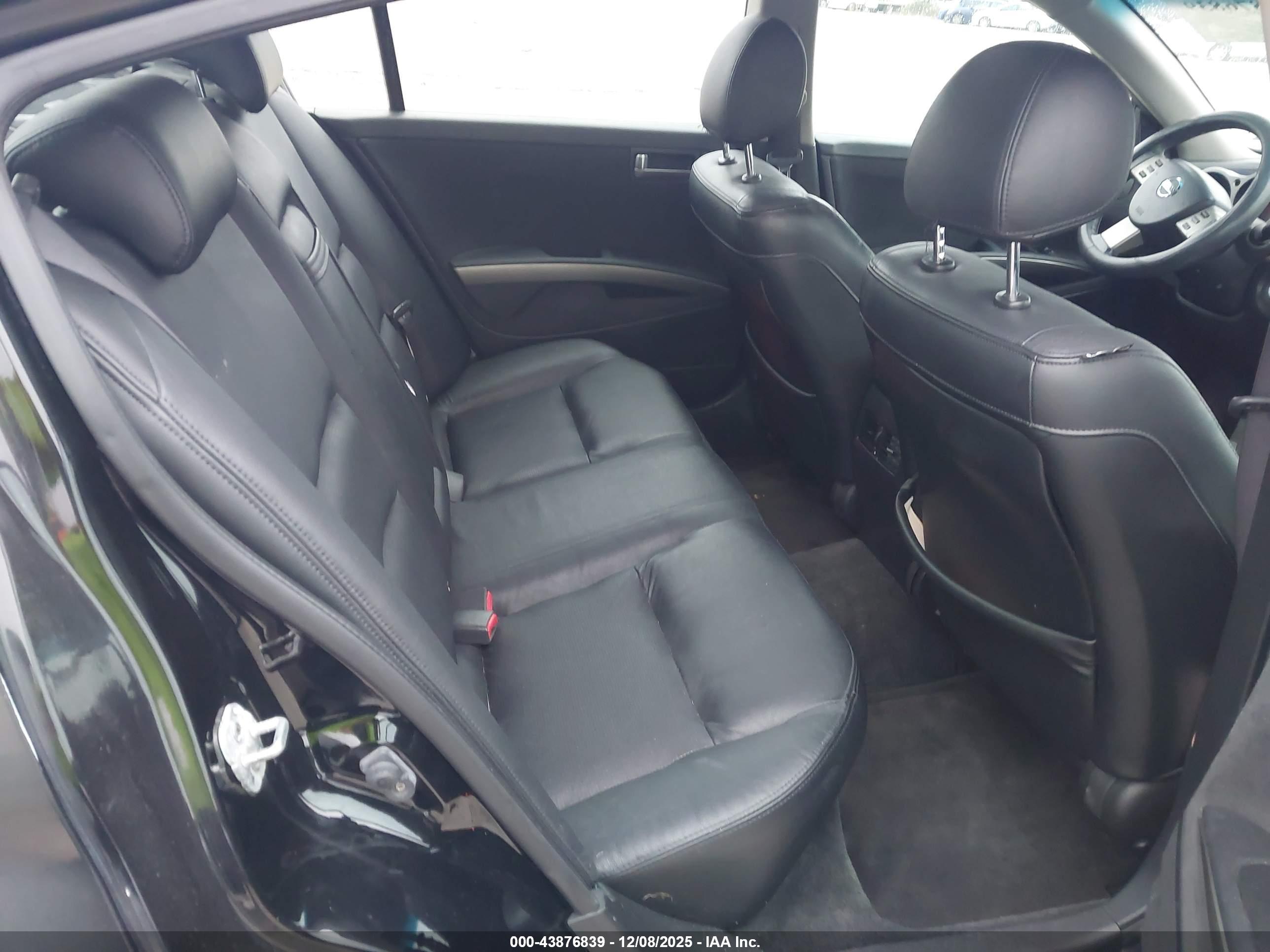 NISSAN MAXIMA image 8
