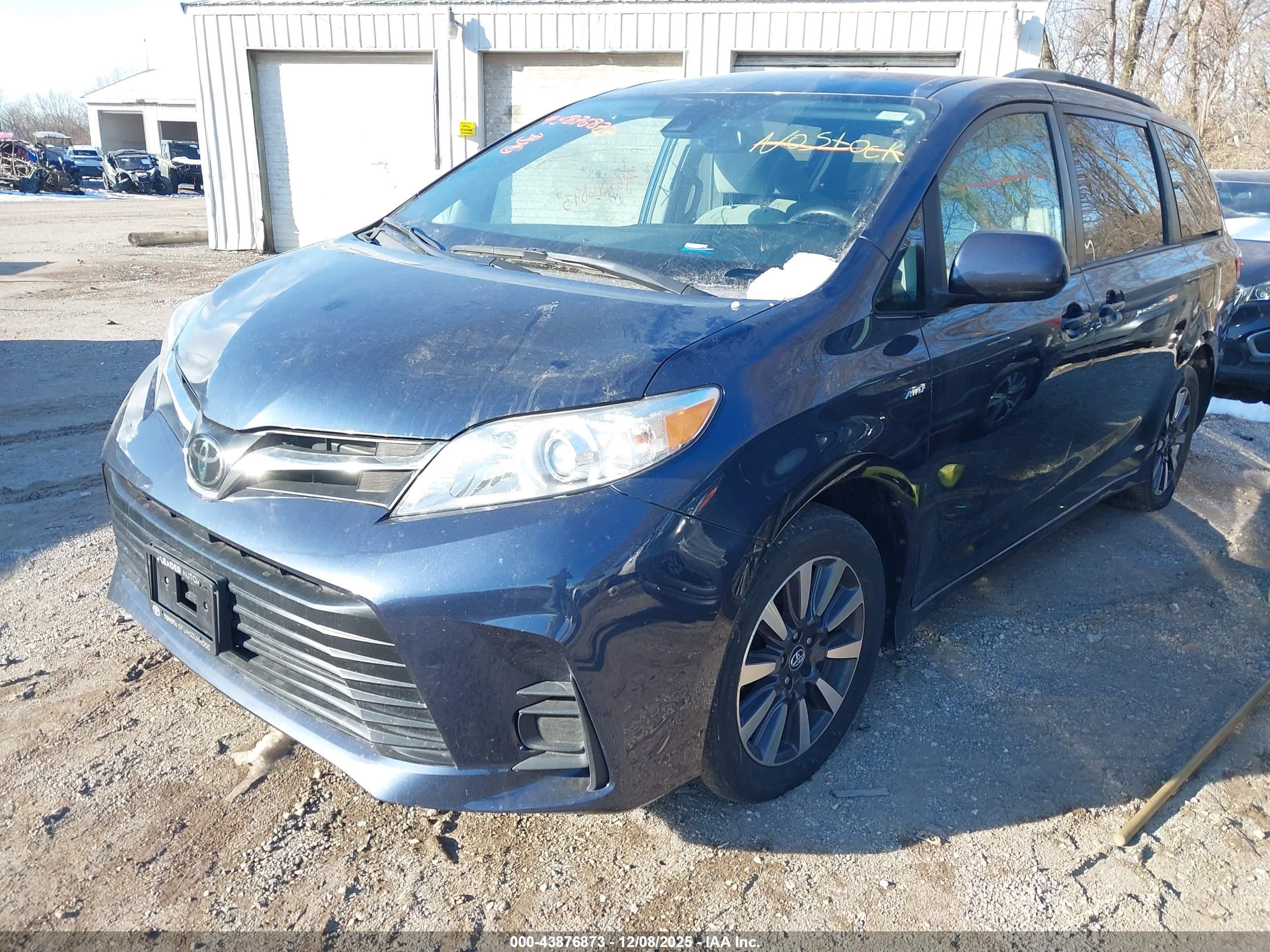 TOYOTA SIENNA image 2