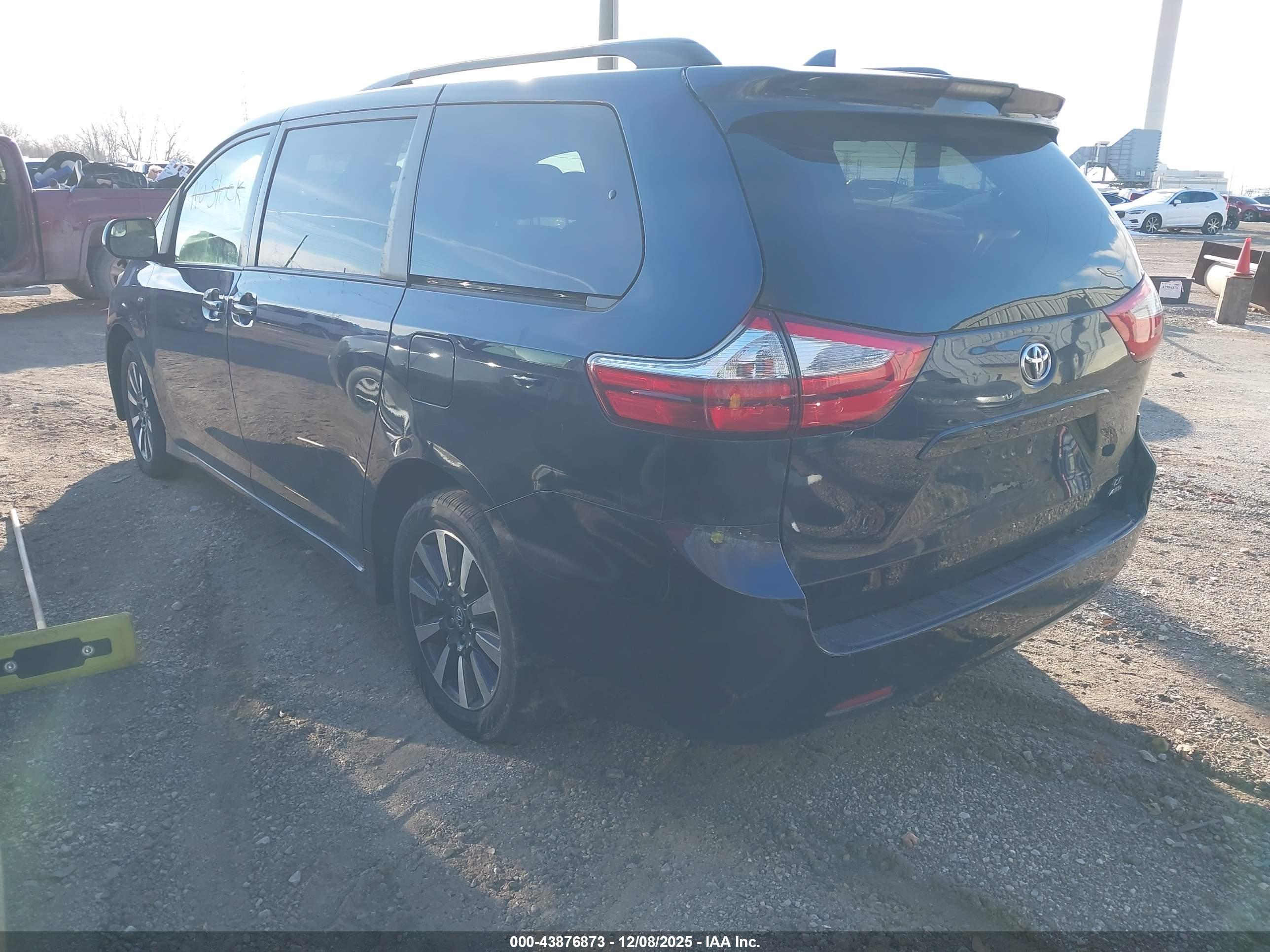 TOYOTA SIENNA image 3