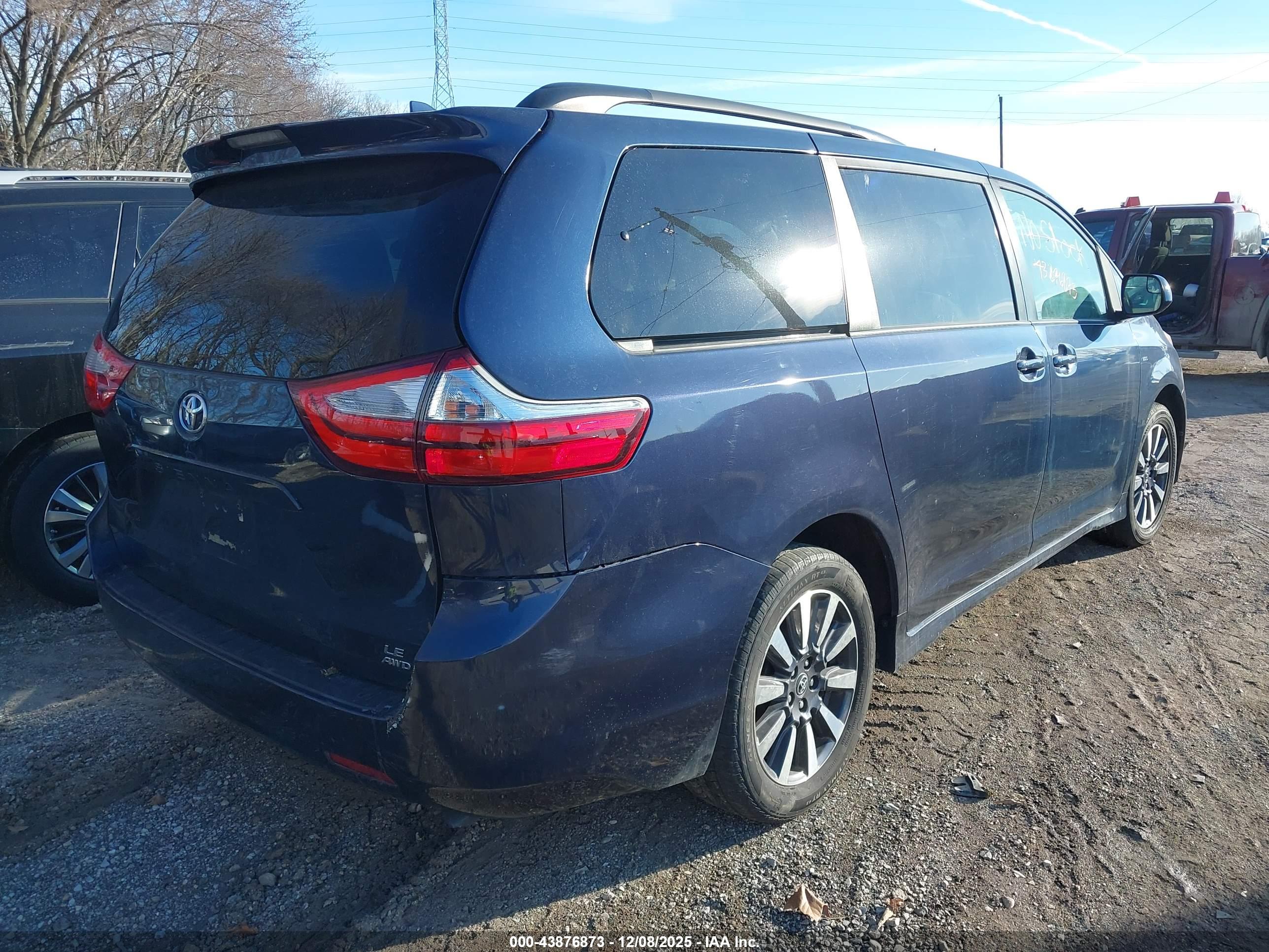 TOYOTA SIENNA image 4