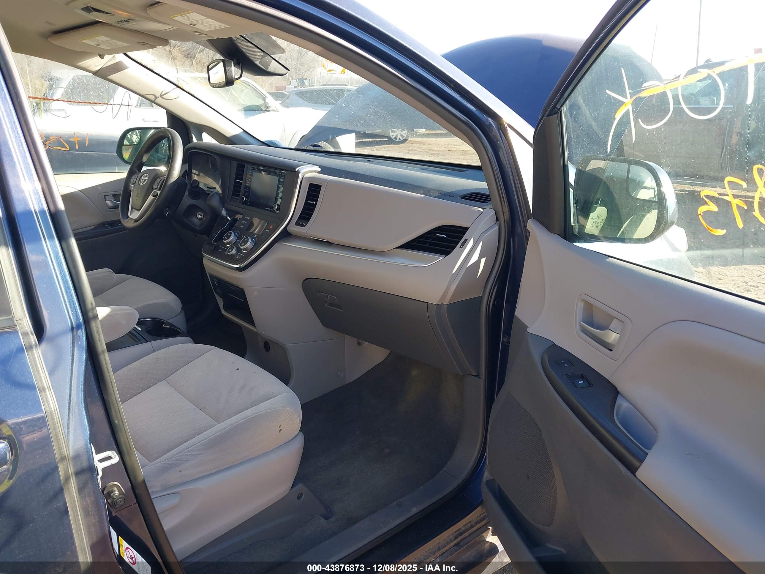 TOYOTA SIENNA image 5