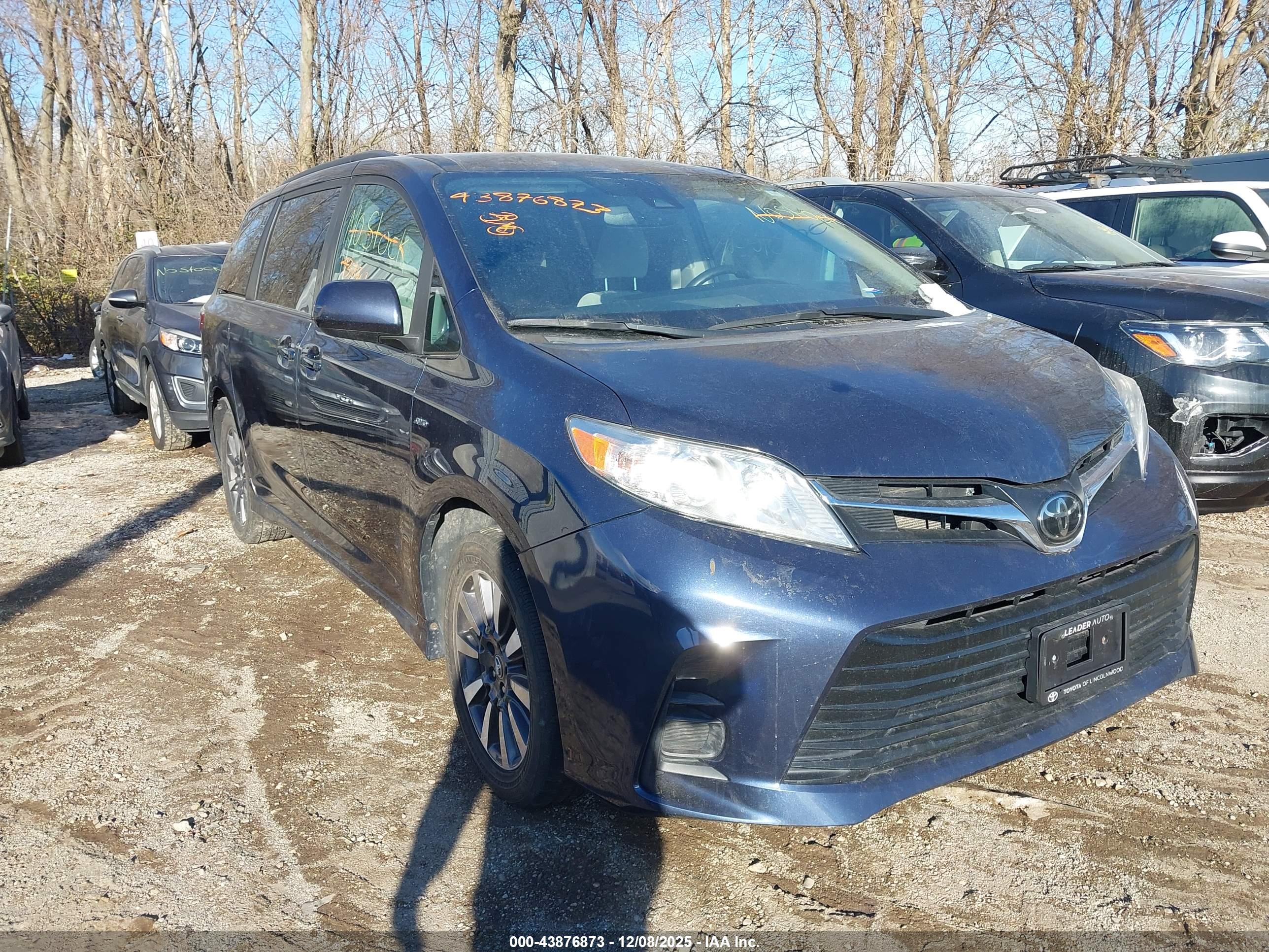 TOYOTA SIENNA image 6