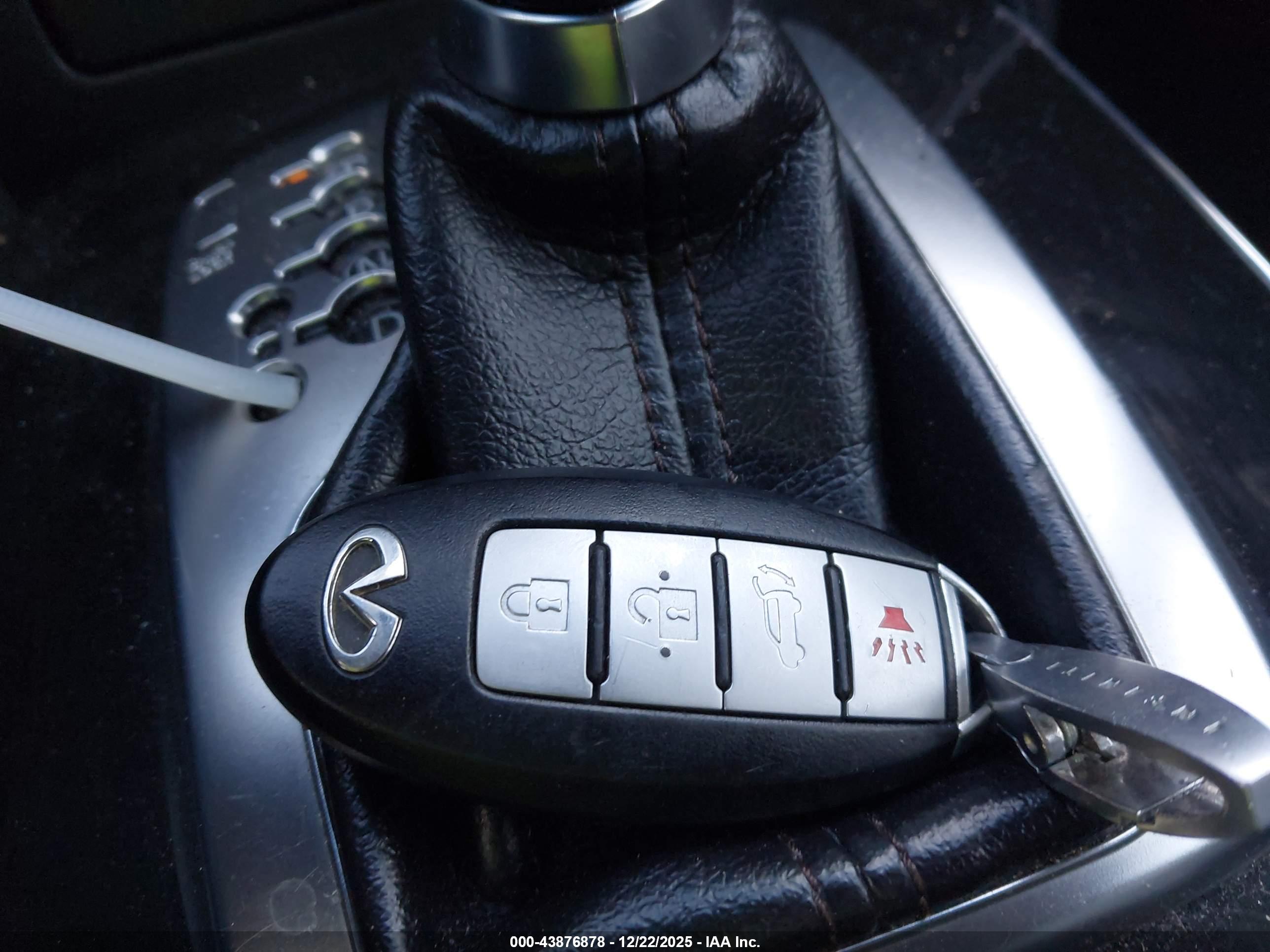 INFINITI QX70 image 11