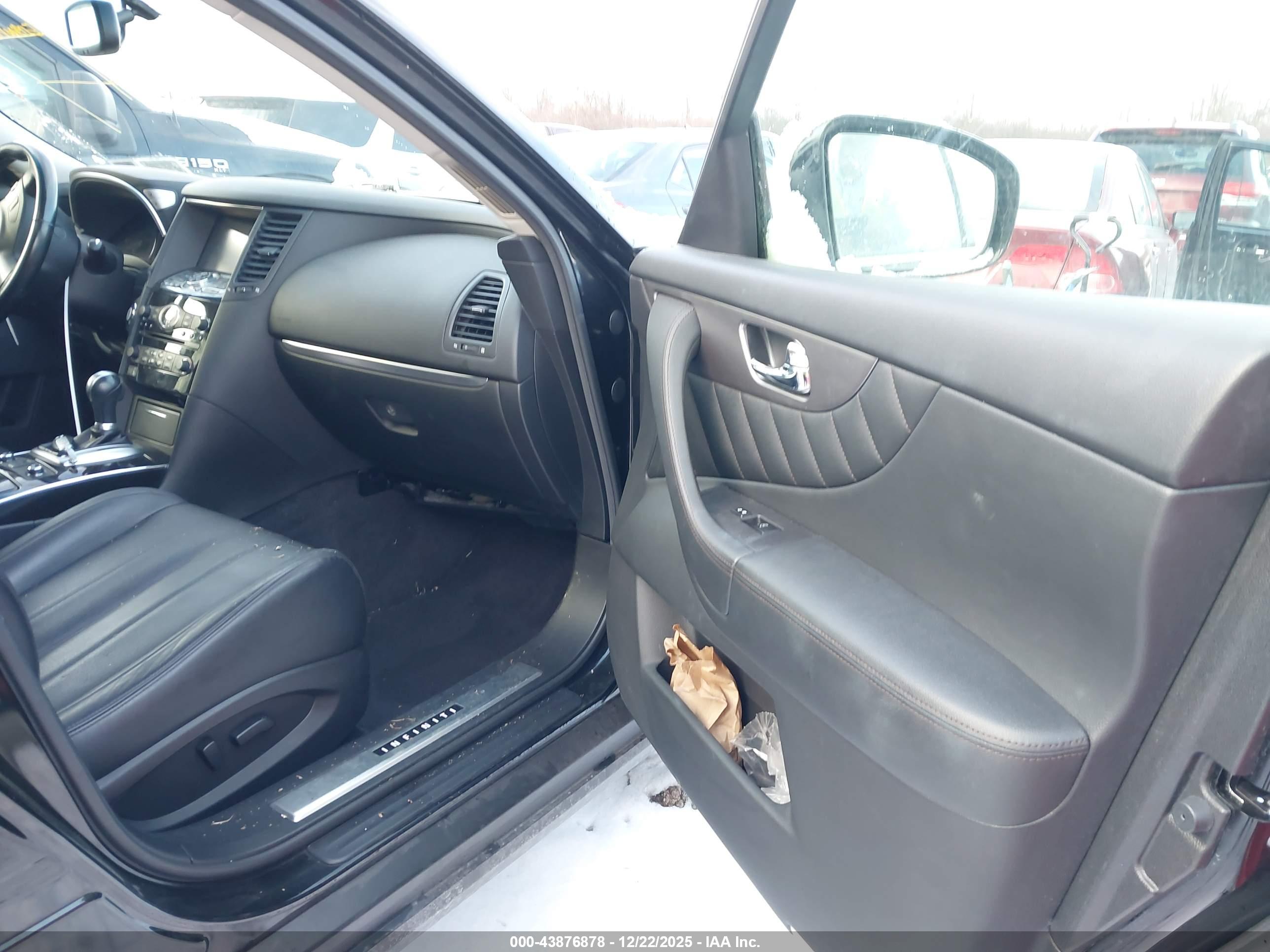 INFINITI QX70 image 5
