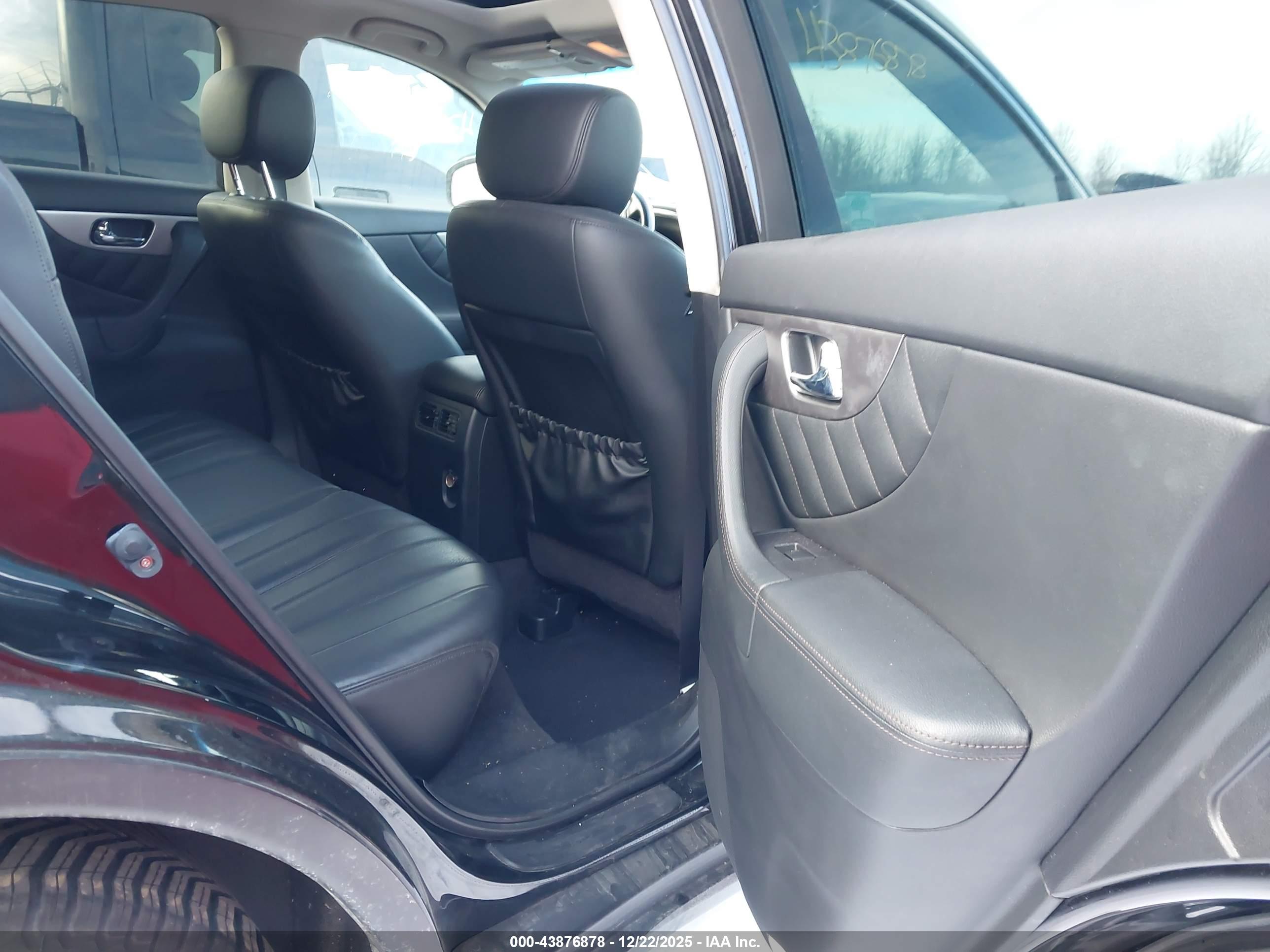 INFINITI QX70 image 8