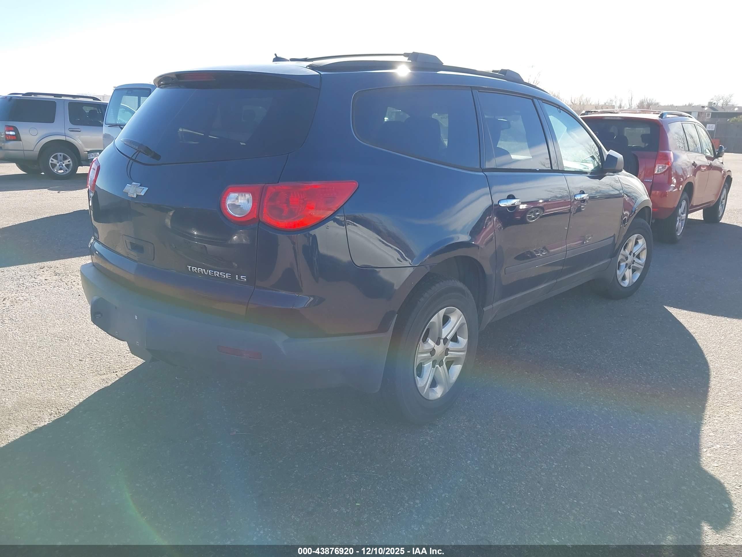 CHEVROLET TRAVERSE image 4