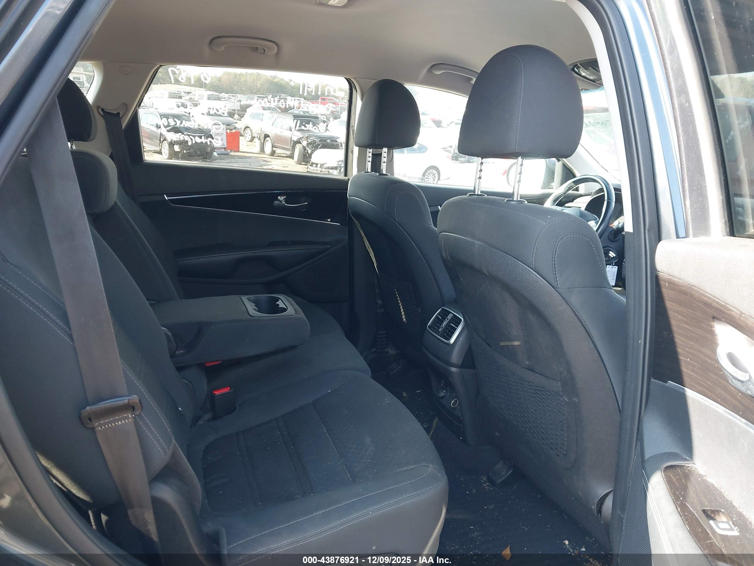KIA SORENTO image 8