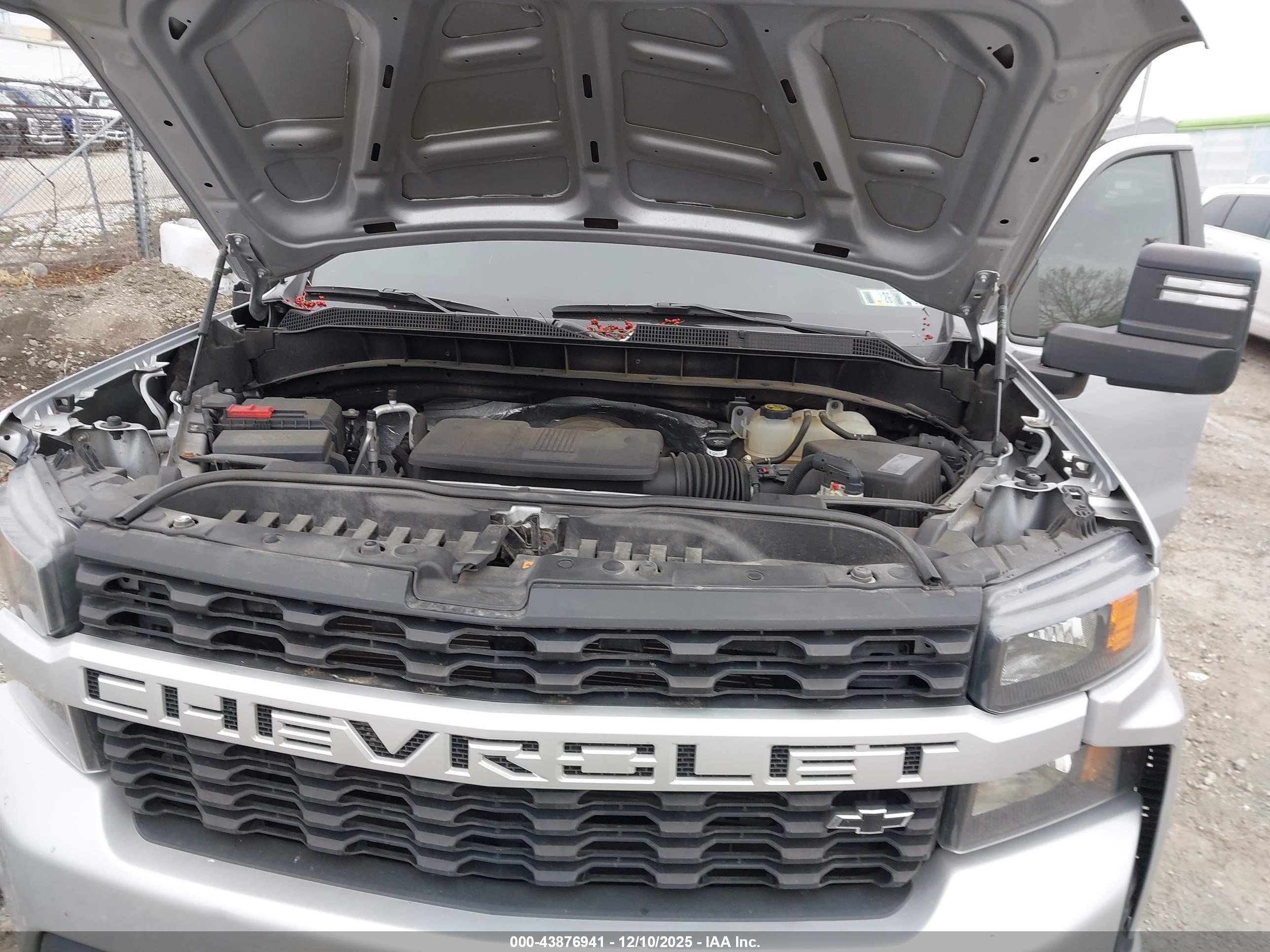 CHEVROLET SILVERADO image 10