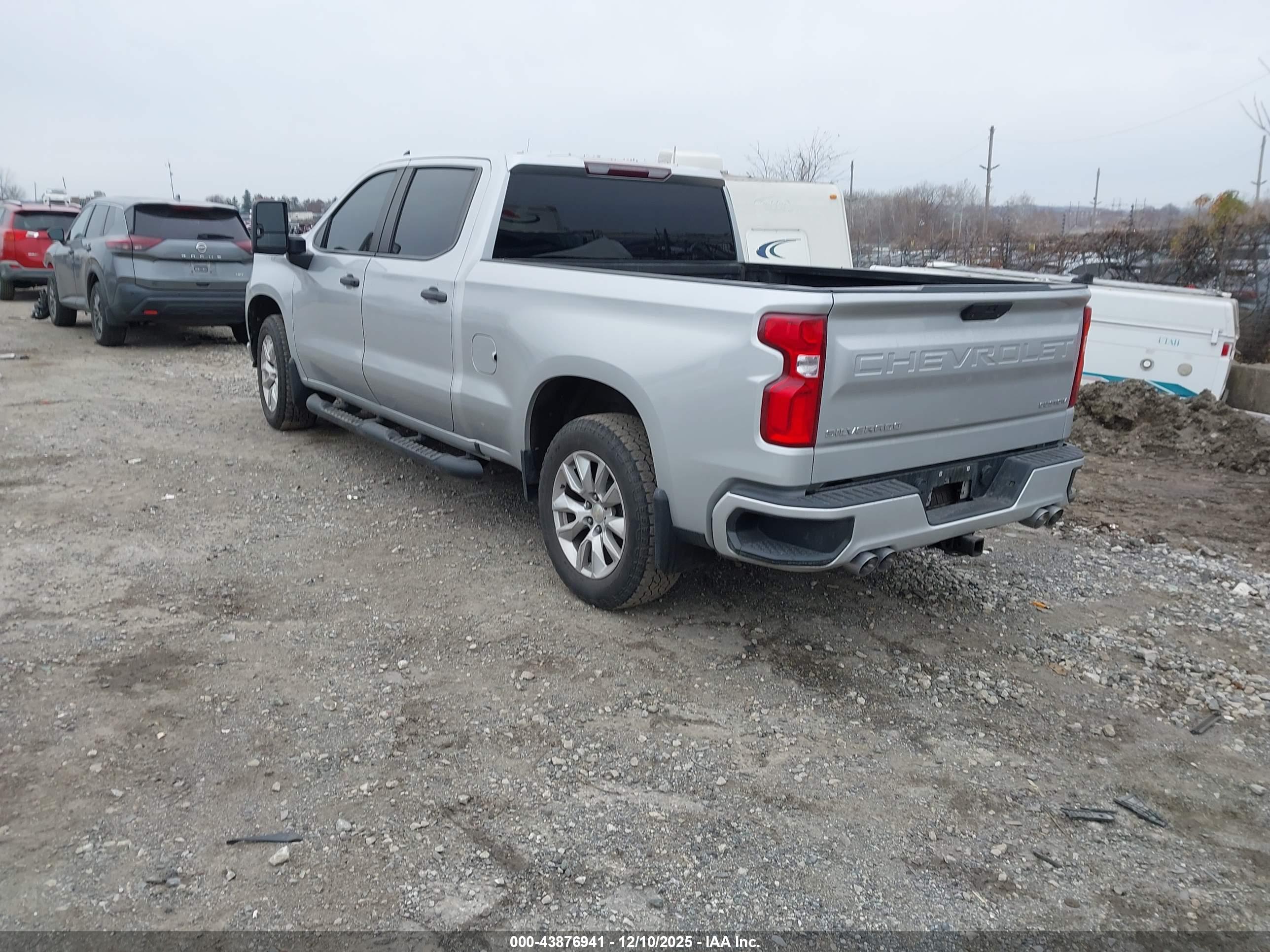 CHEVROLET SILVERADO image 3