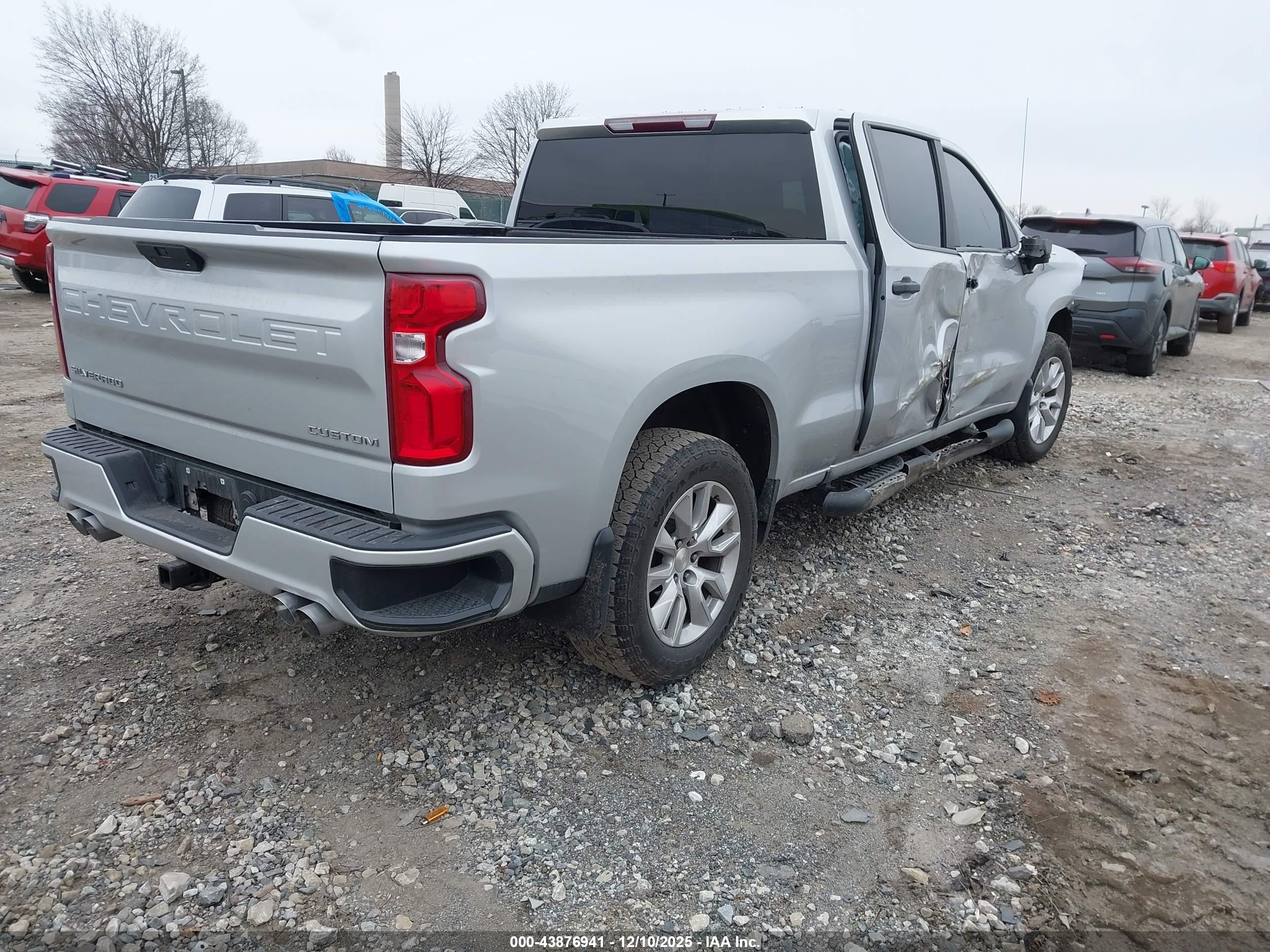 CHEVROLET SILVERADO image 4