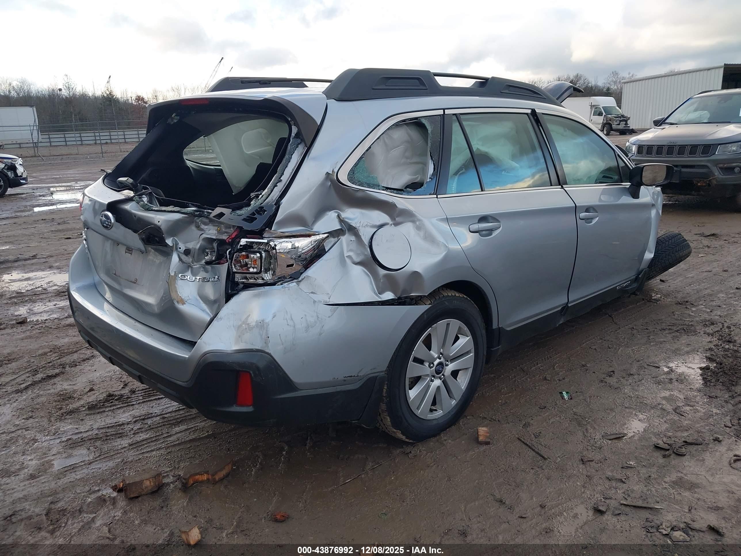 SUBARU OUTBACK image 4