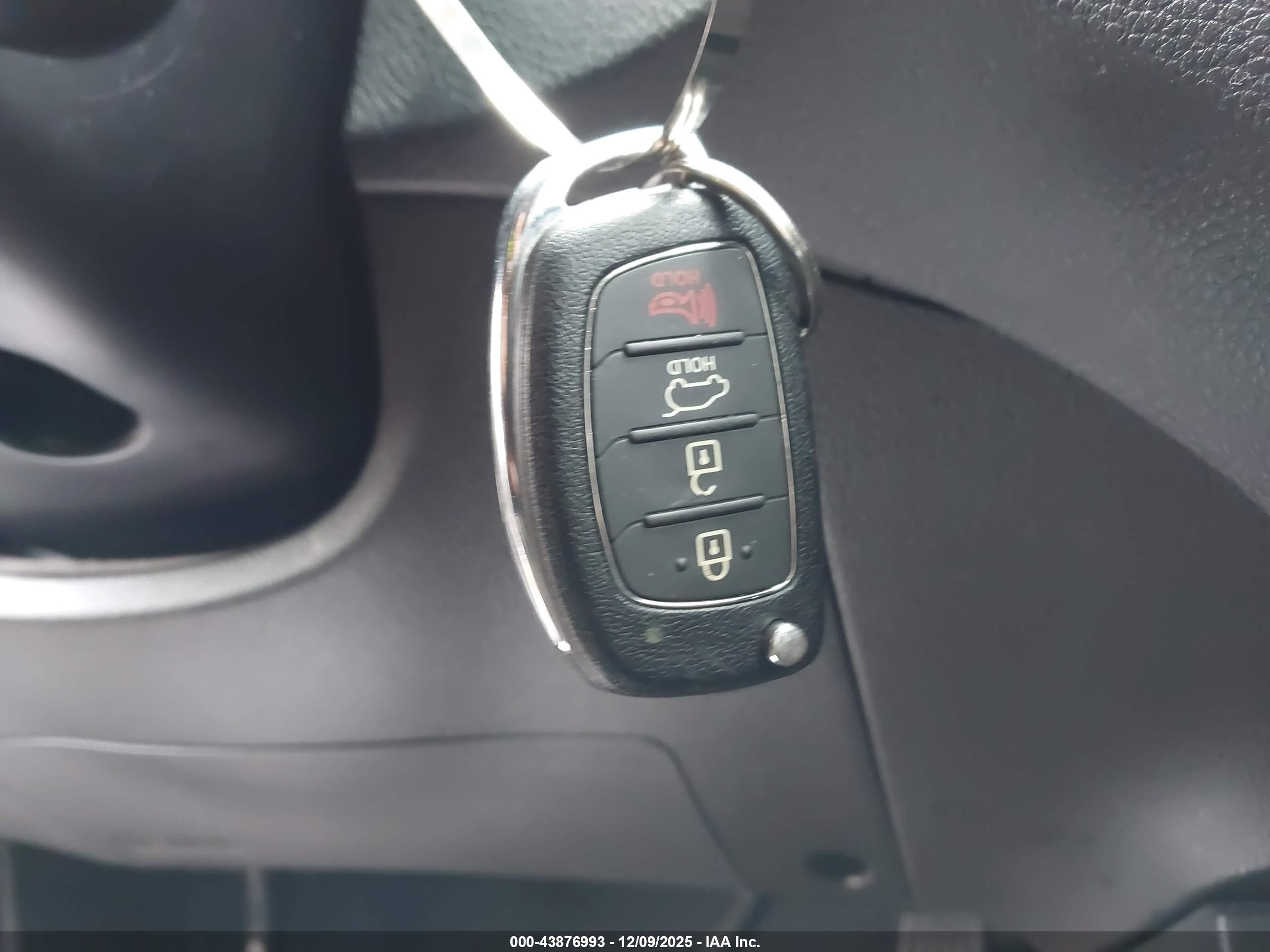 HYUNDAI SANTA image 11