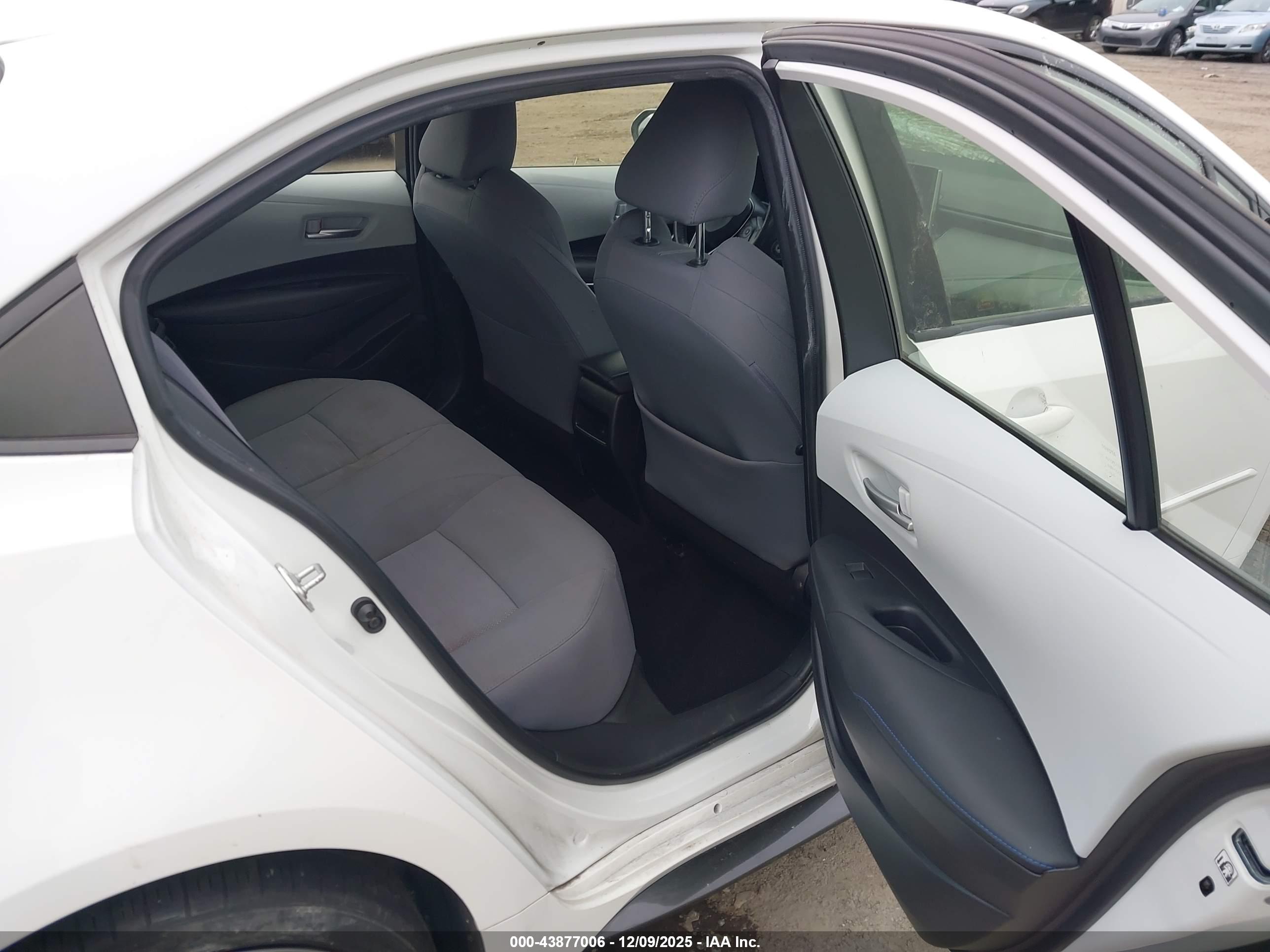 TOYOTA COROLLA image 8