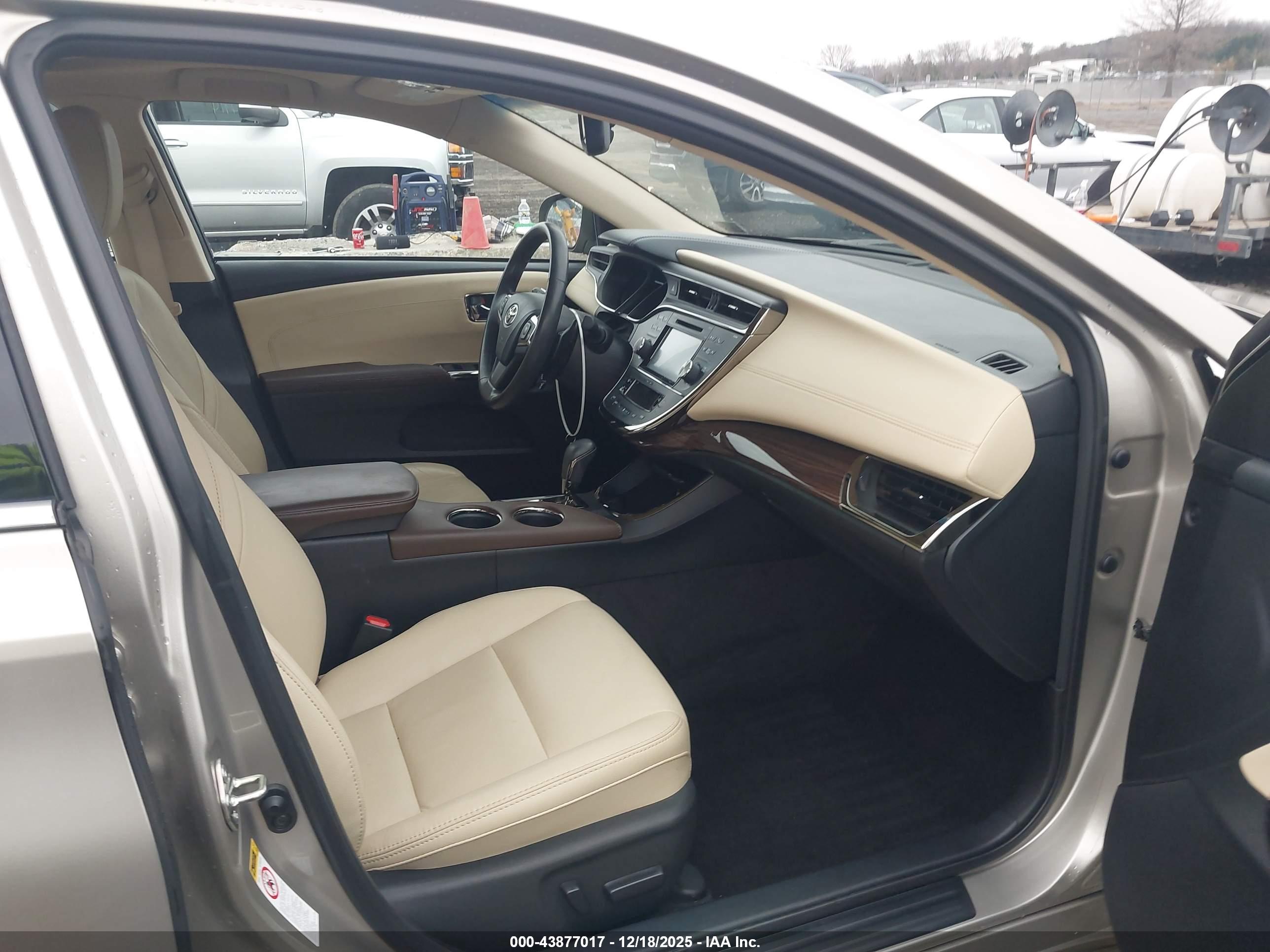 TOYOTA AVALON image 5