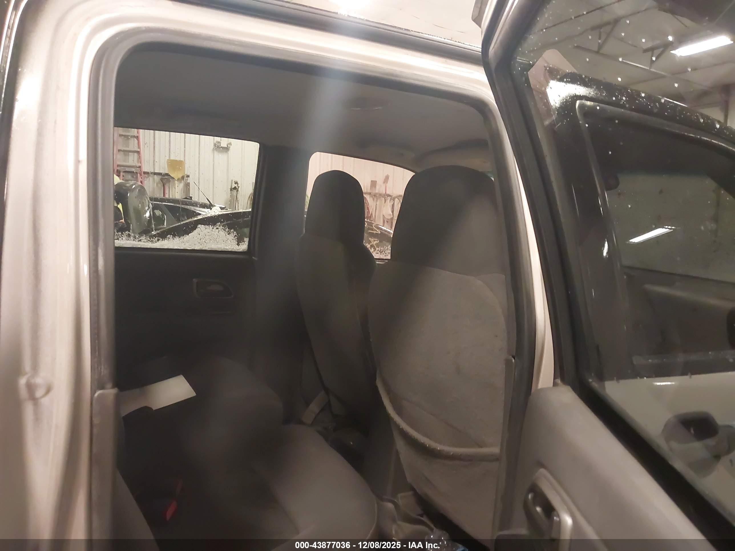 CHEVROLET COLORADO image 8