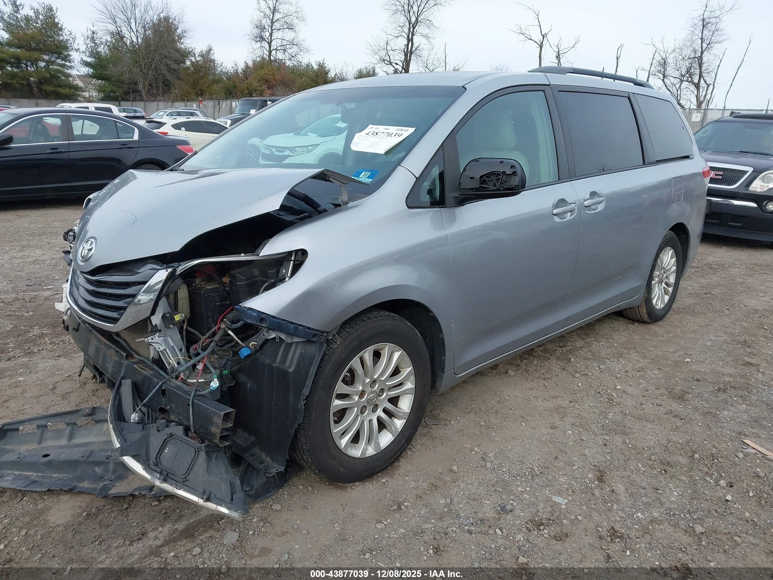 TOYOTA SIENNA image 2