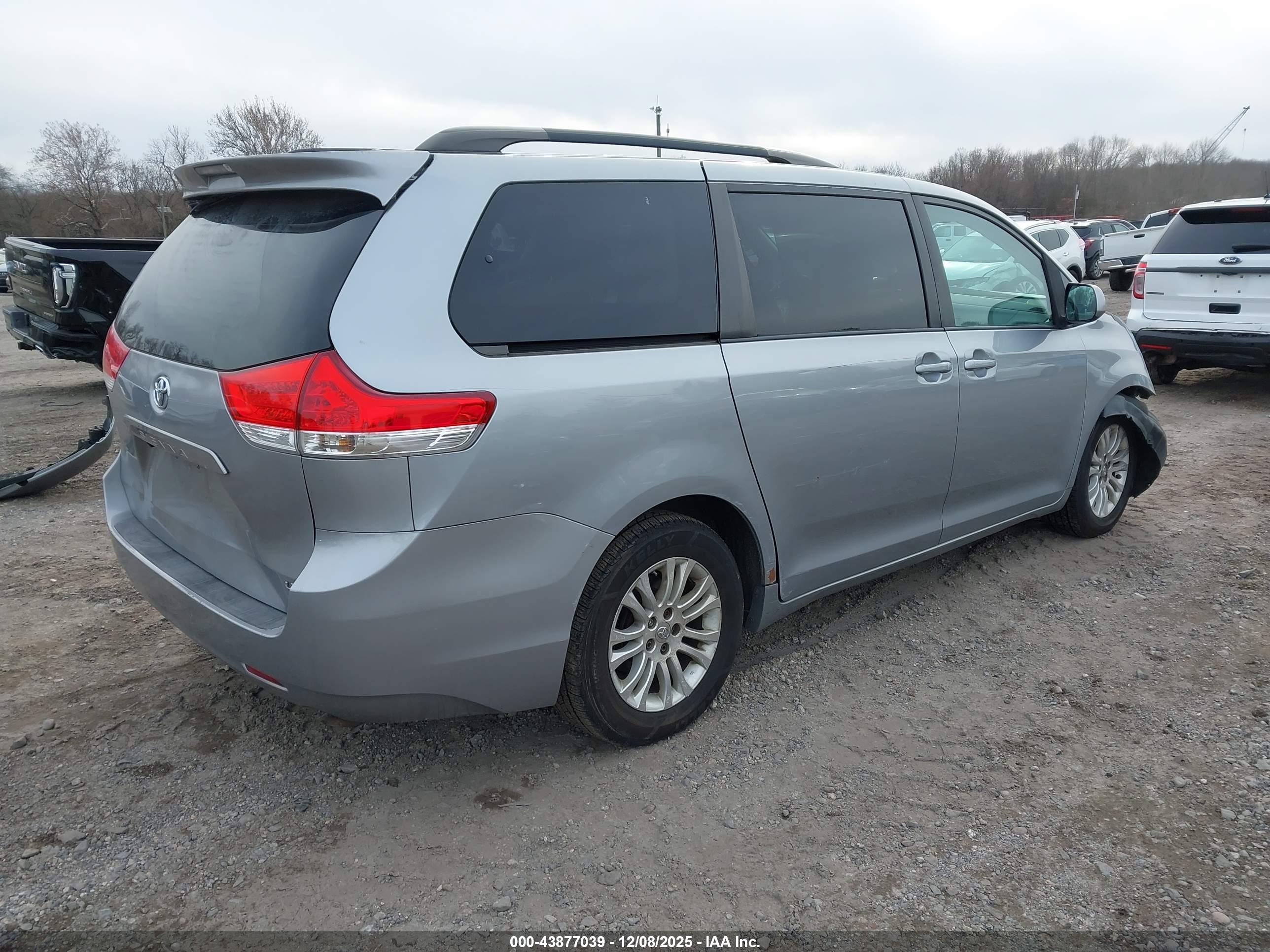 TOYOTA SIENNA image 4