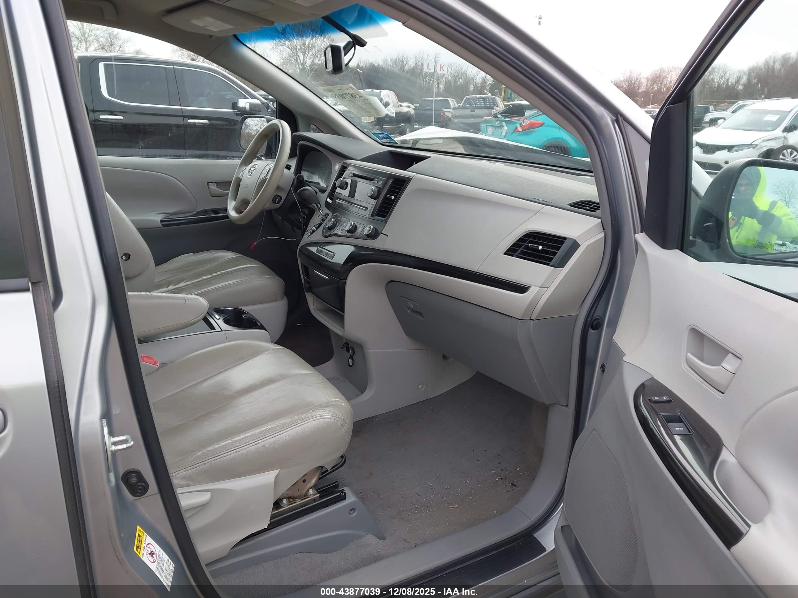 TOYOTA SIENNA image 5