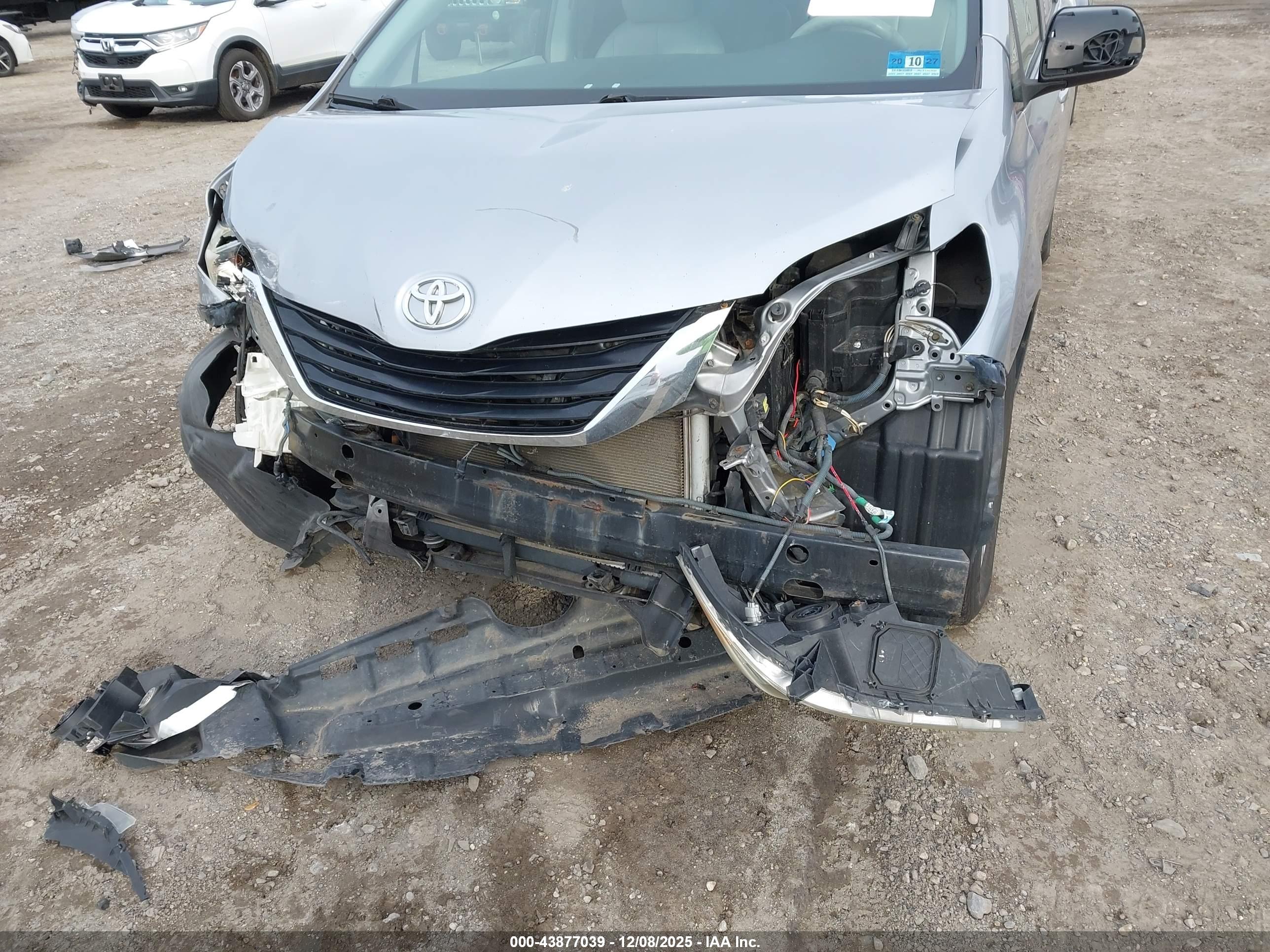 TOYOTA SIENNA image 6
