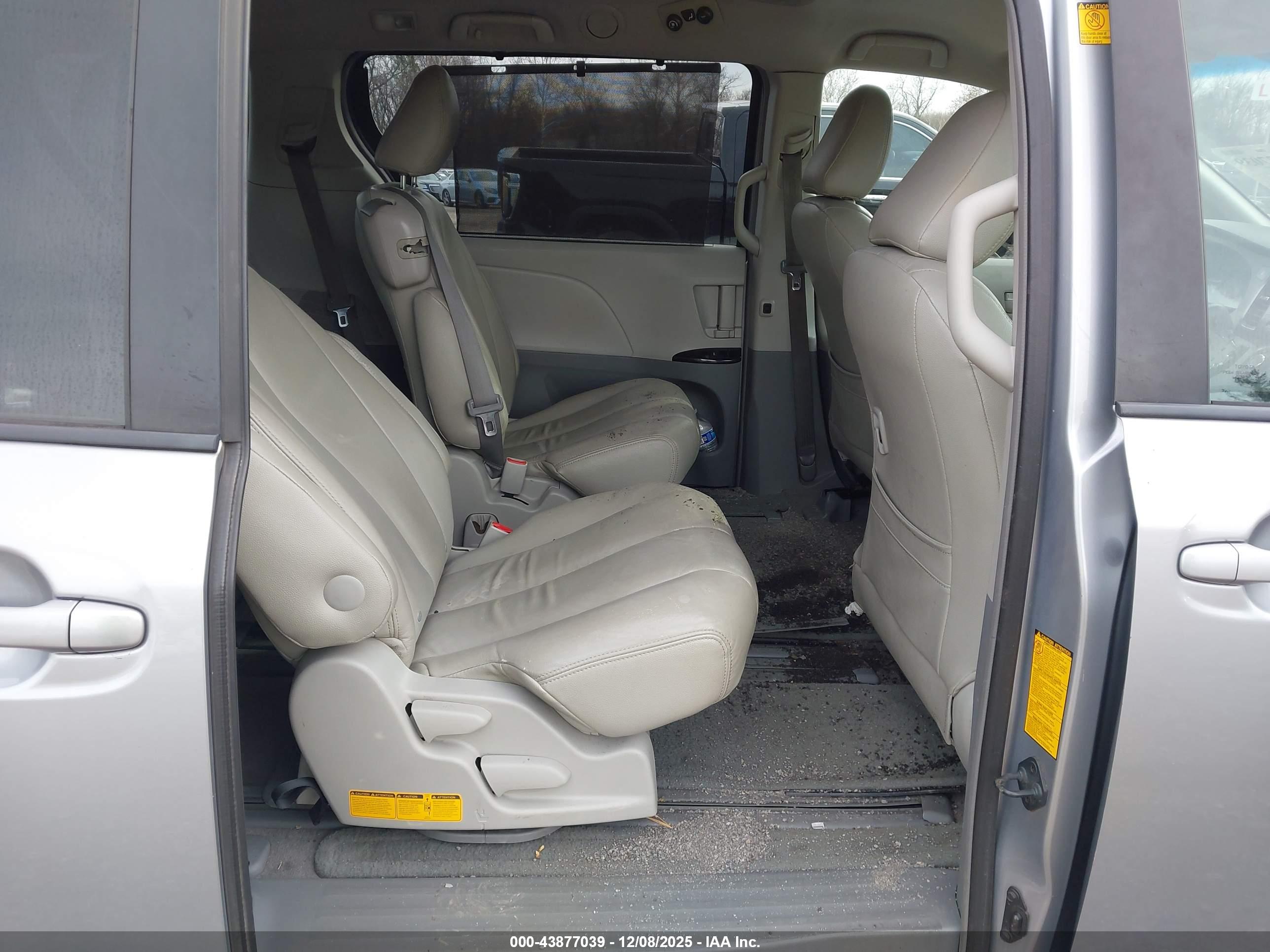 TOYOTA SIENNA image 8