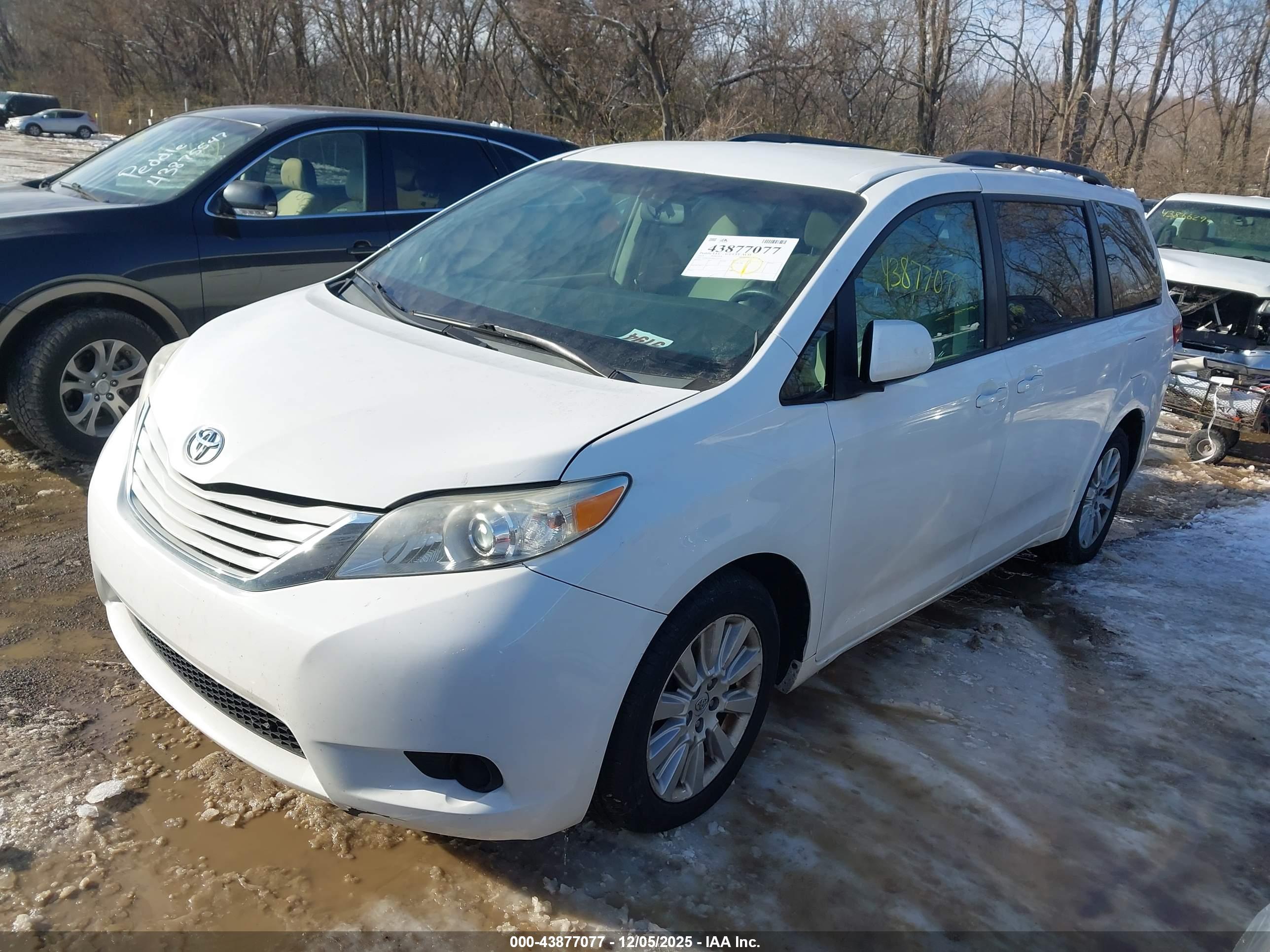 TOYOTA SIENNA image 2