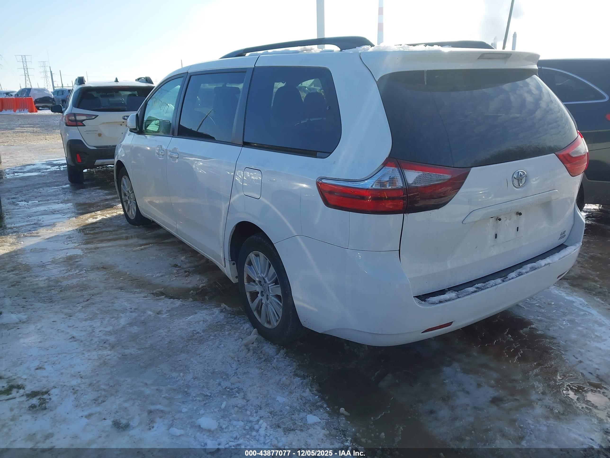 TOYOTA SIENNA image 3