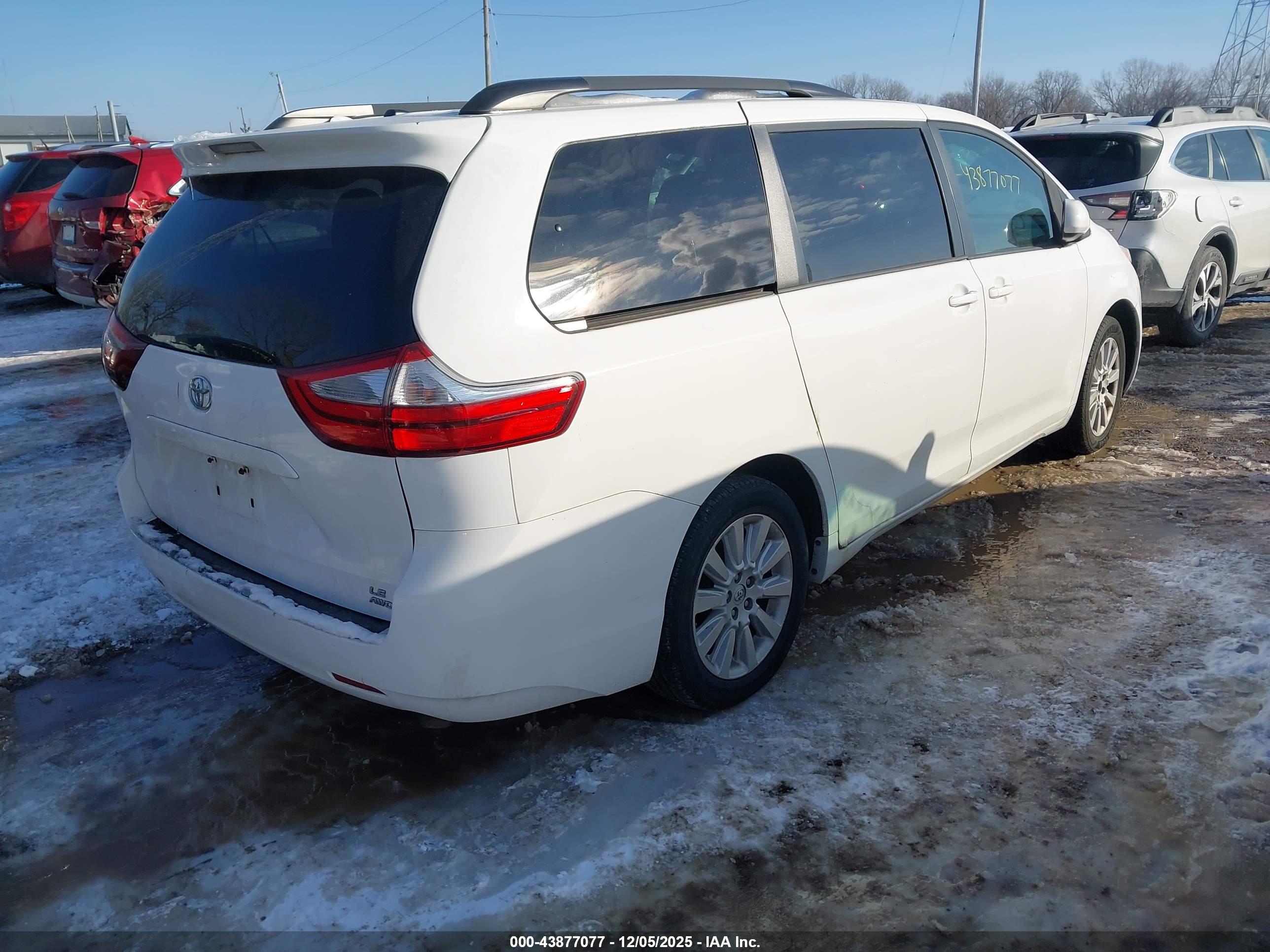 TOYOTA SIENNA image 4