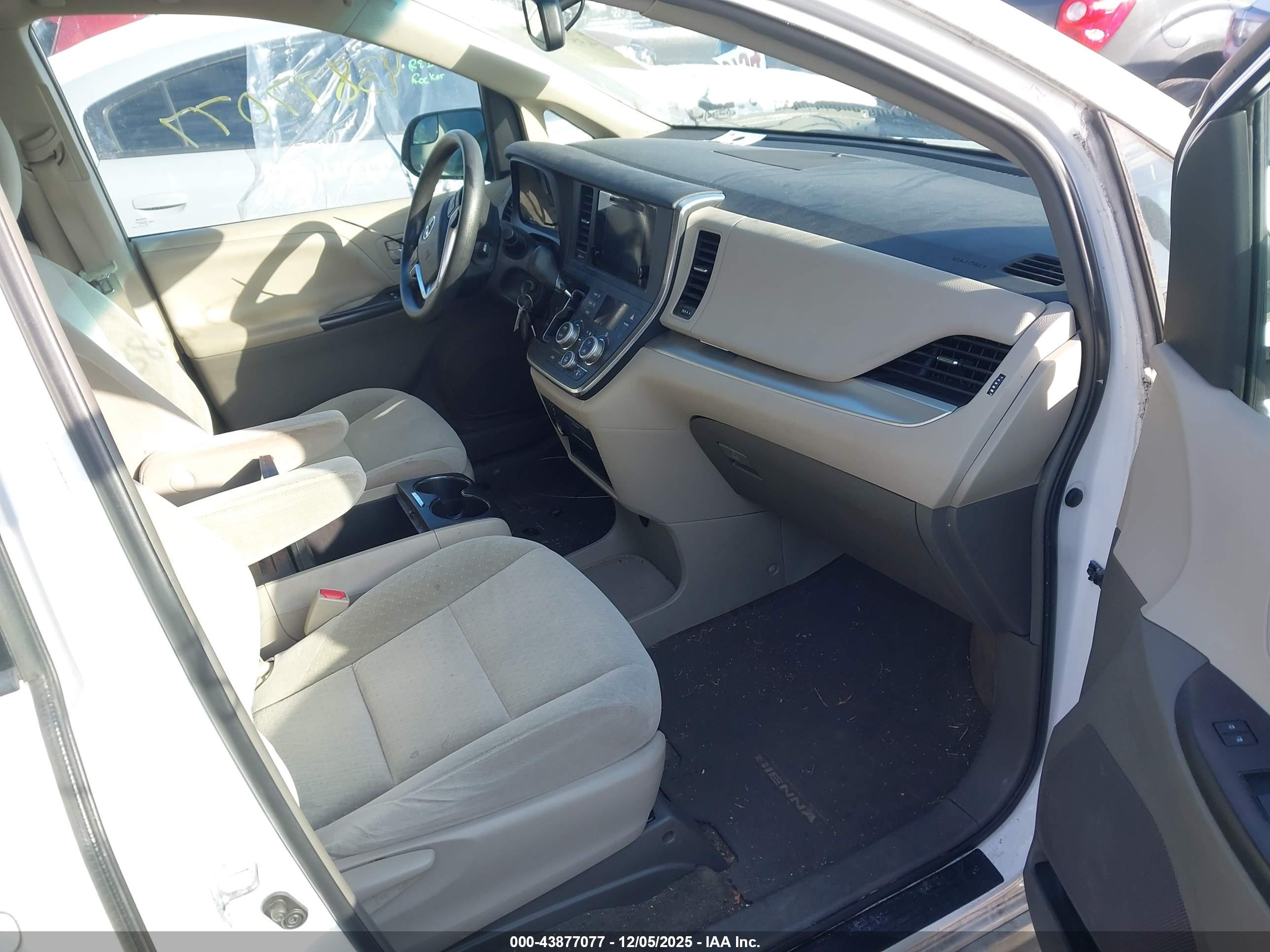 TOYOTA SIENNA image 5
