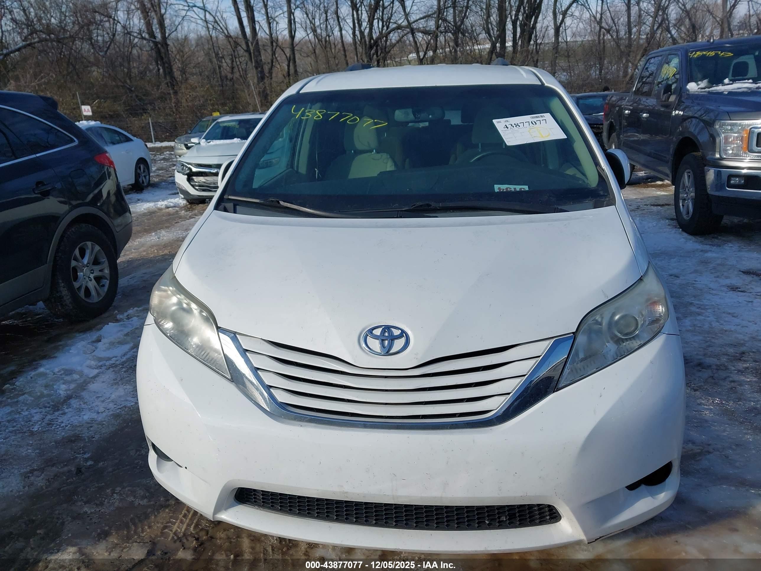 TOYOTA SIENNA image 6