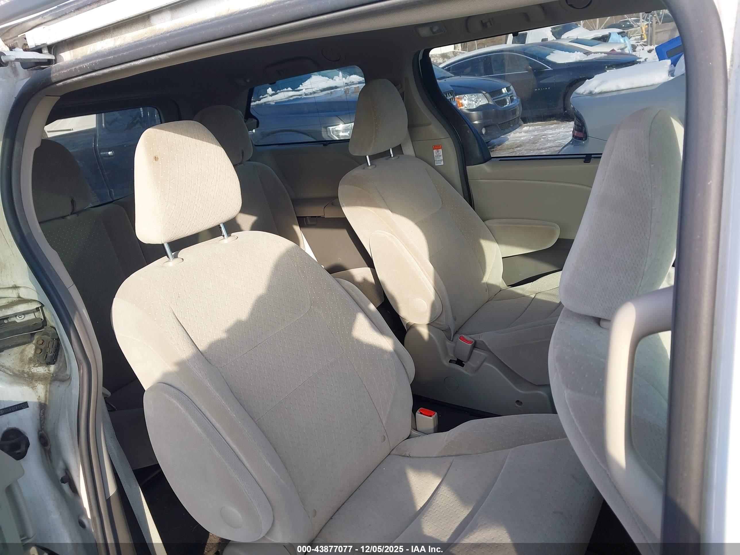 TOYOTA SIENNA image 8