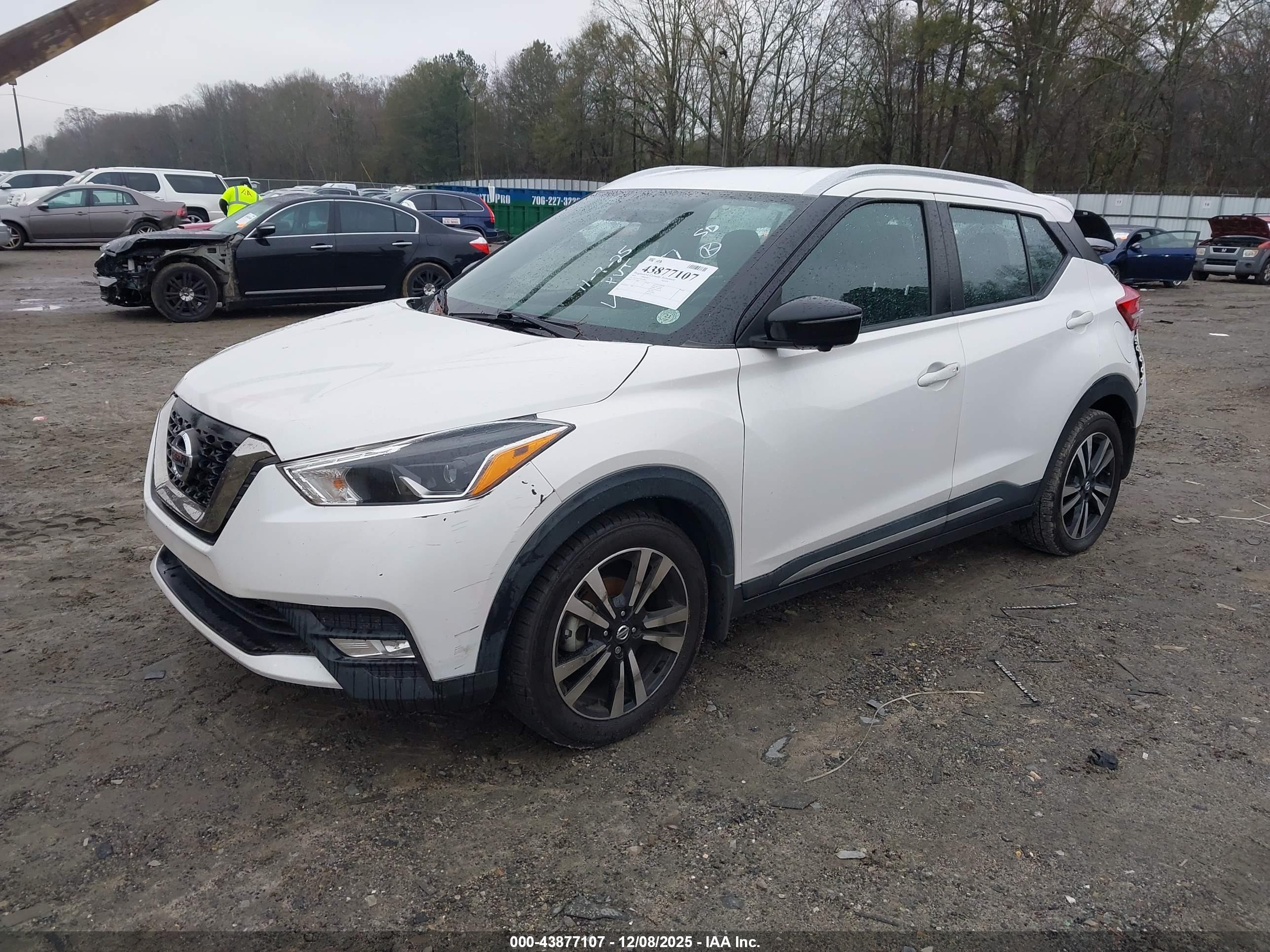 NISSAN KICKS image 2