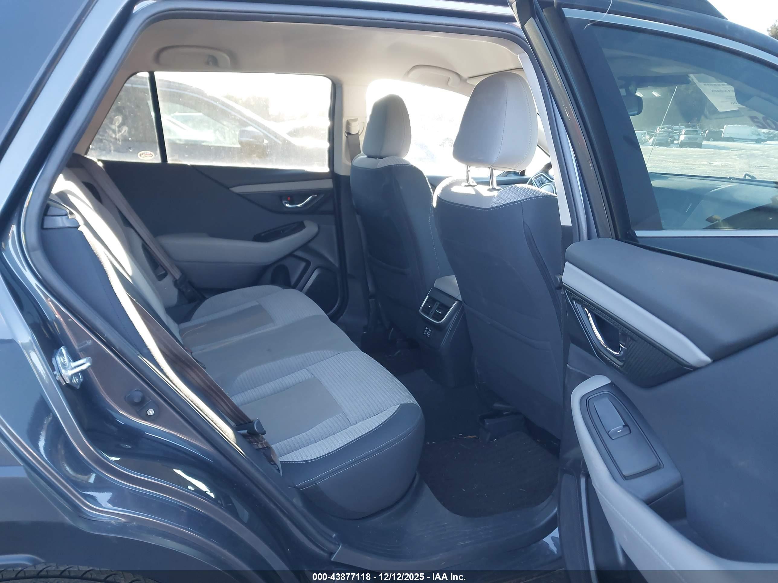 SUBARU OUTBACK image 8