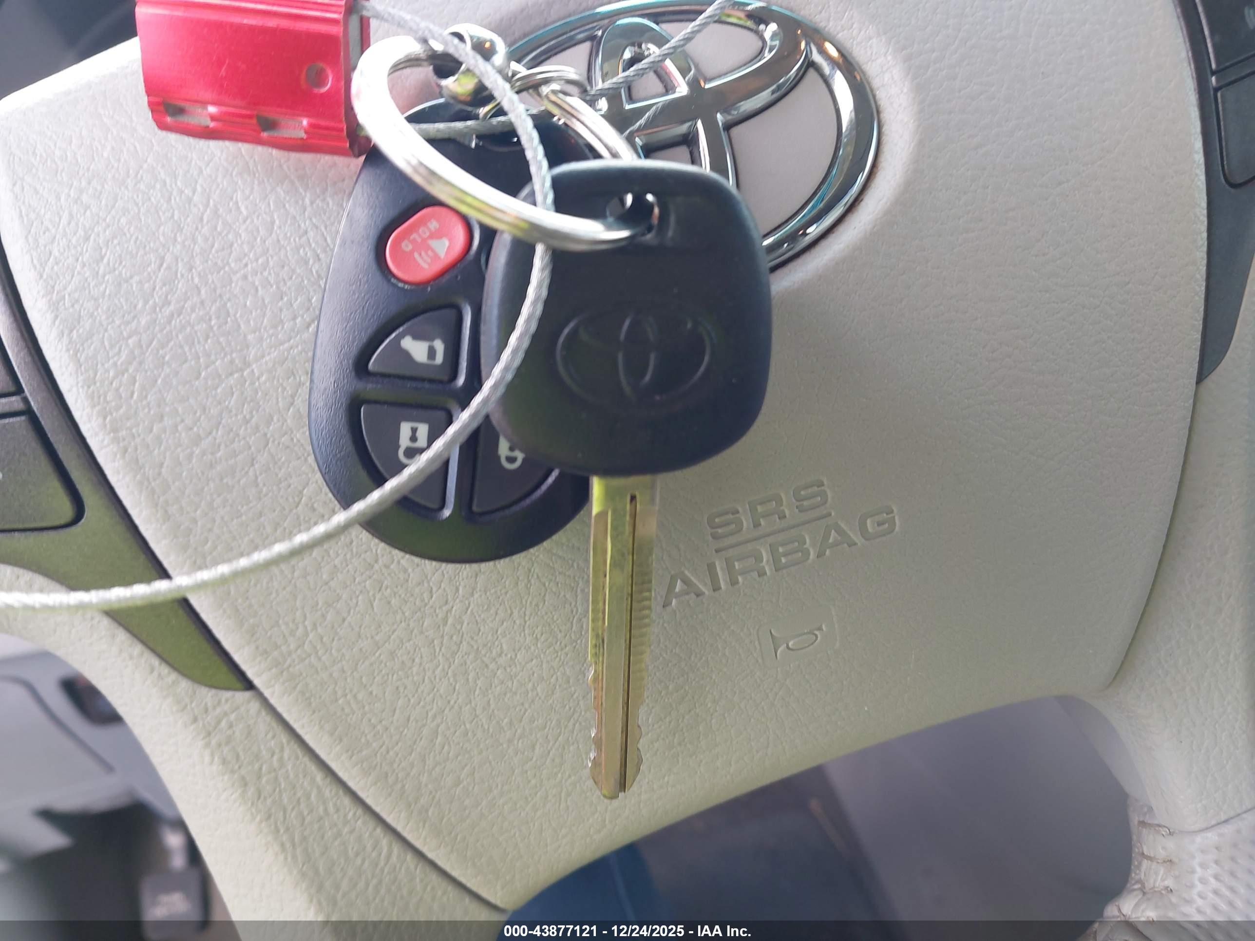 TOYOTA SIENNA image 11