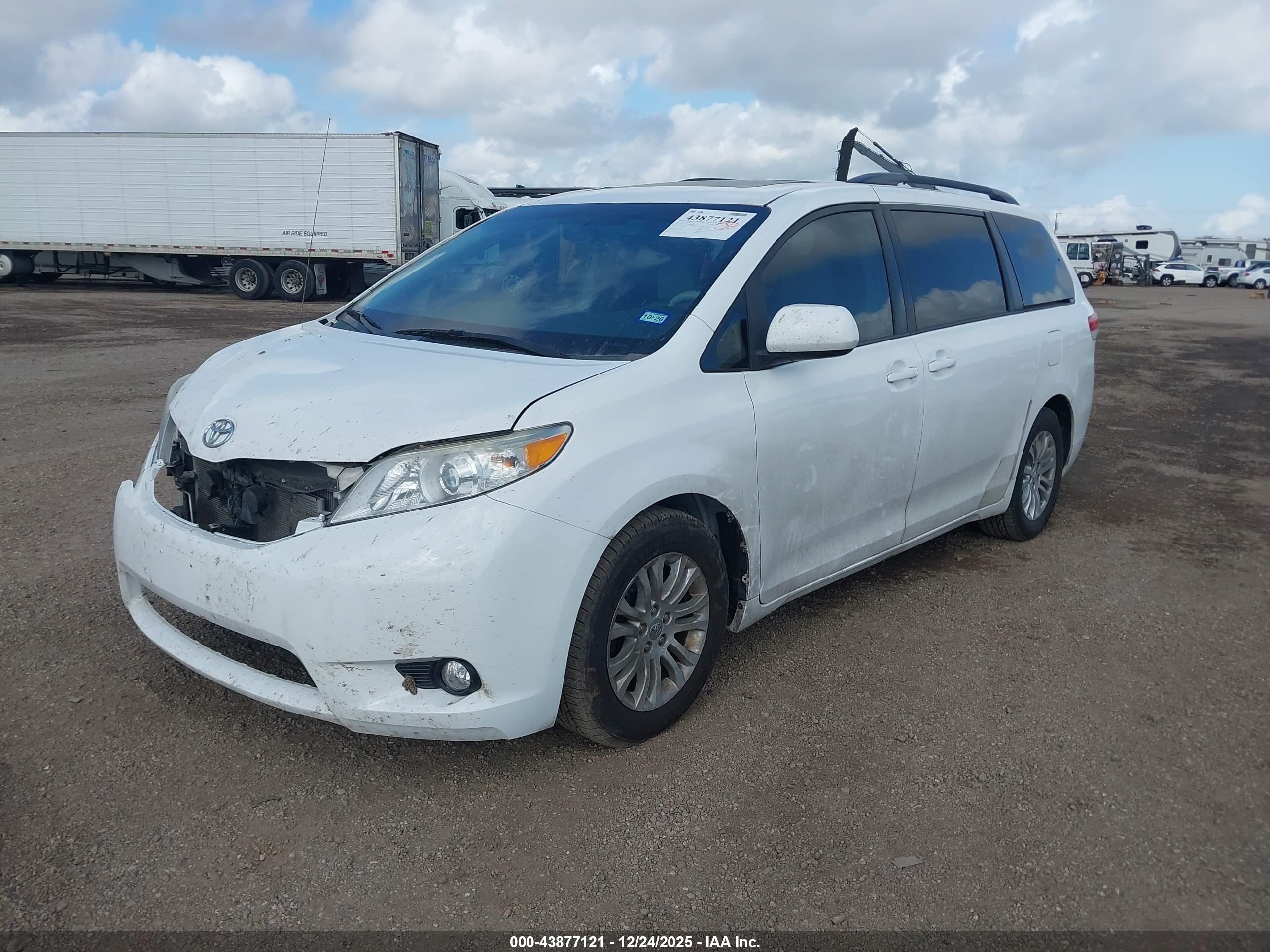 TOYOTA SIENNA image 2