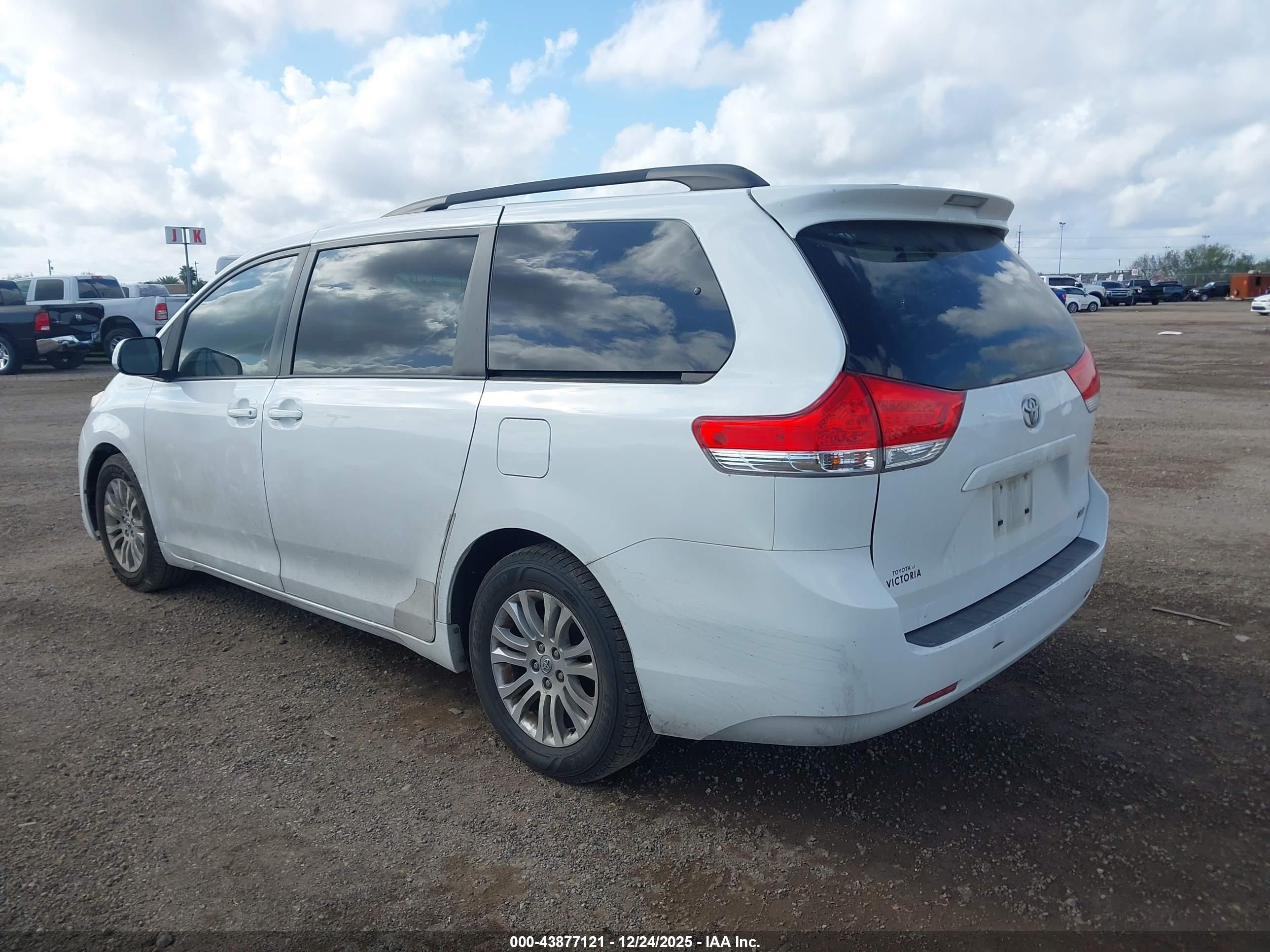 TOYOTA SIENNA image 3