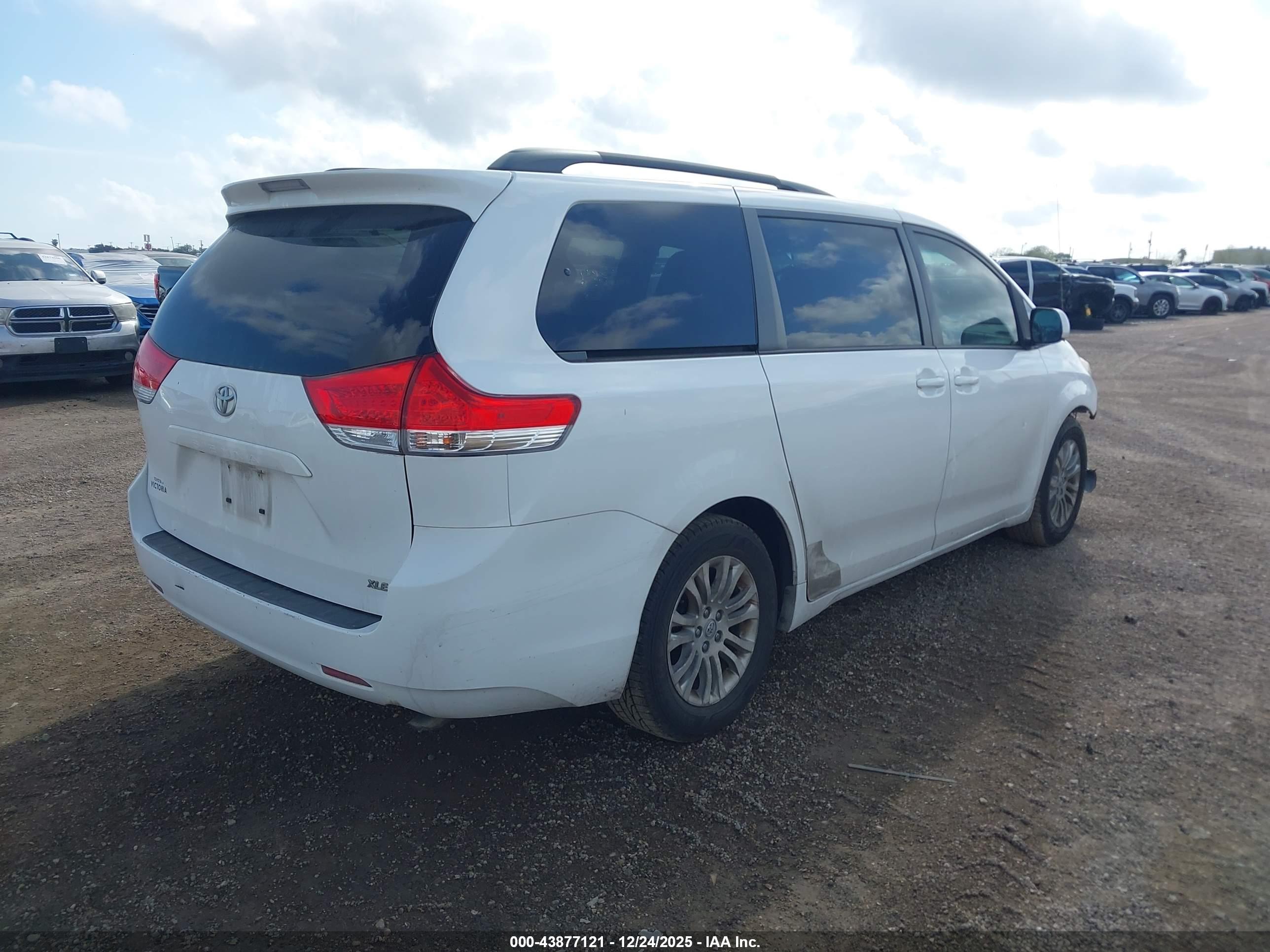 TOYOTA SIENNA image 4