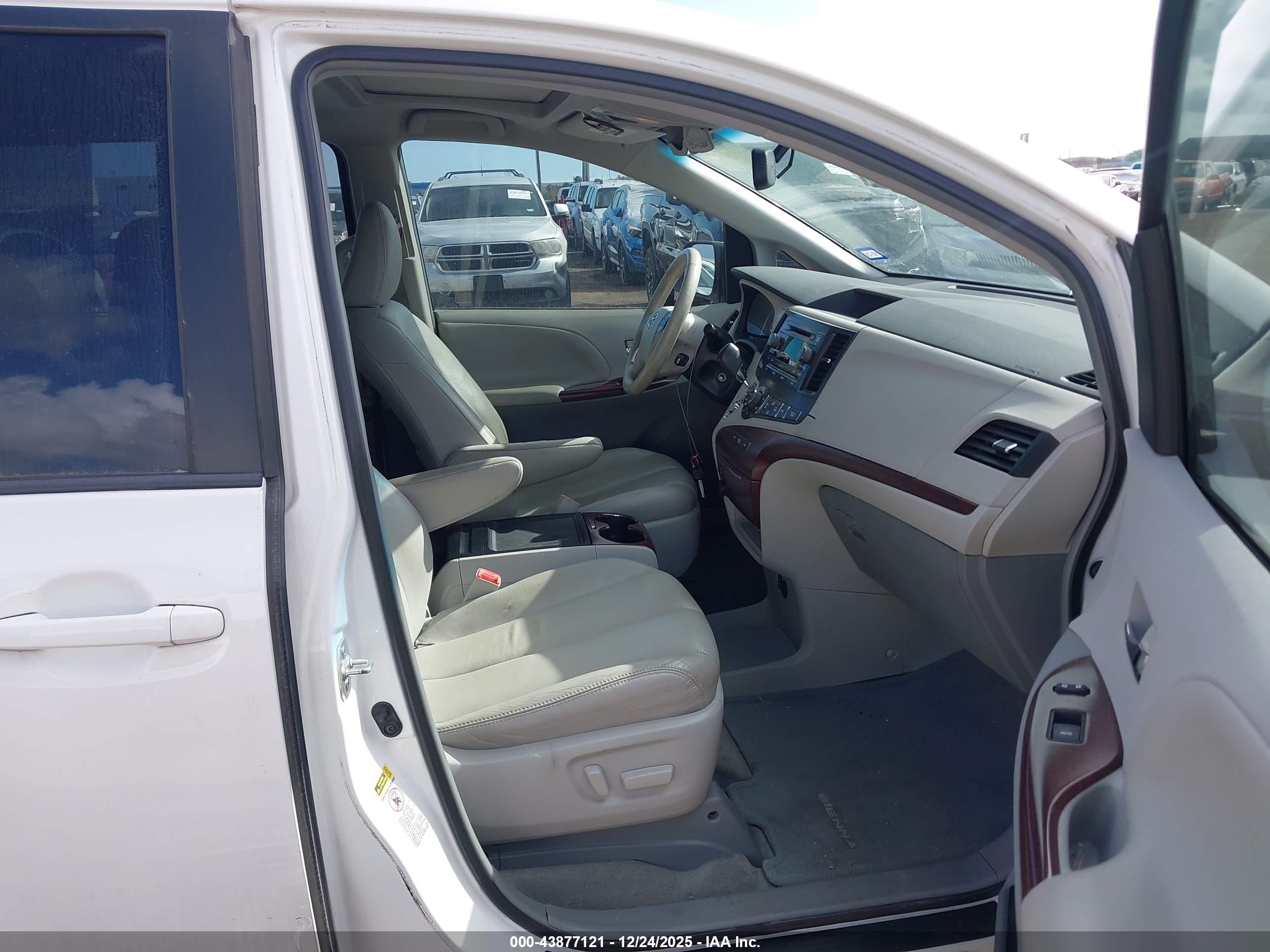 TOYOTA SIENNA image 5