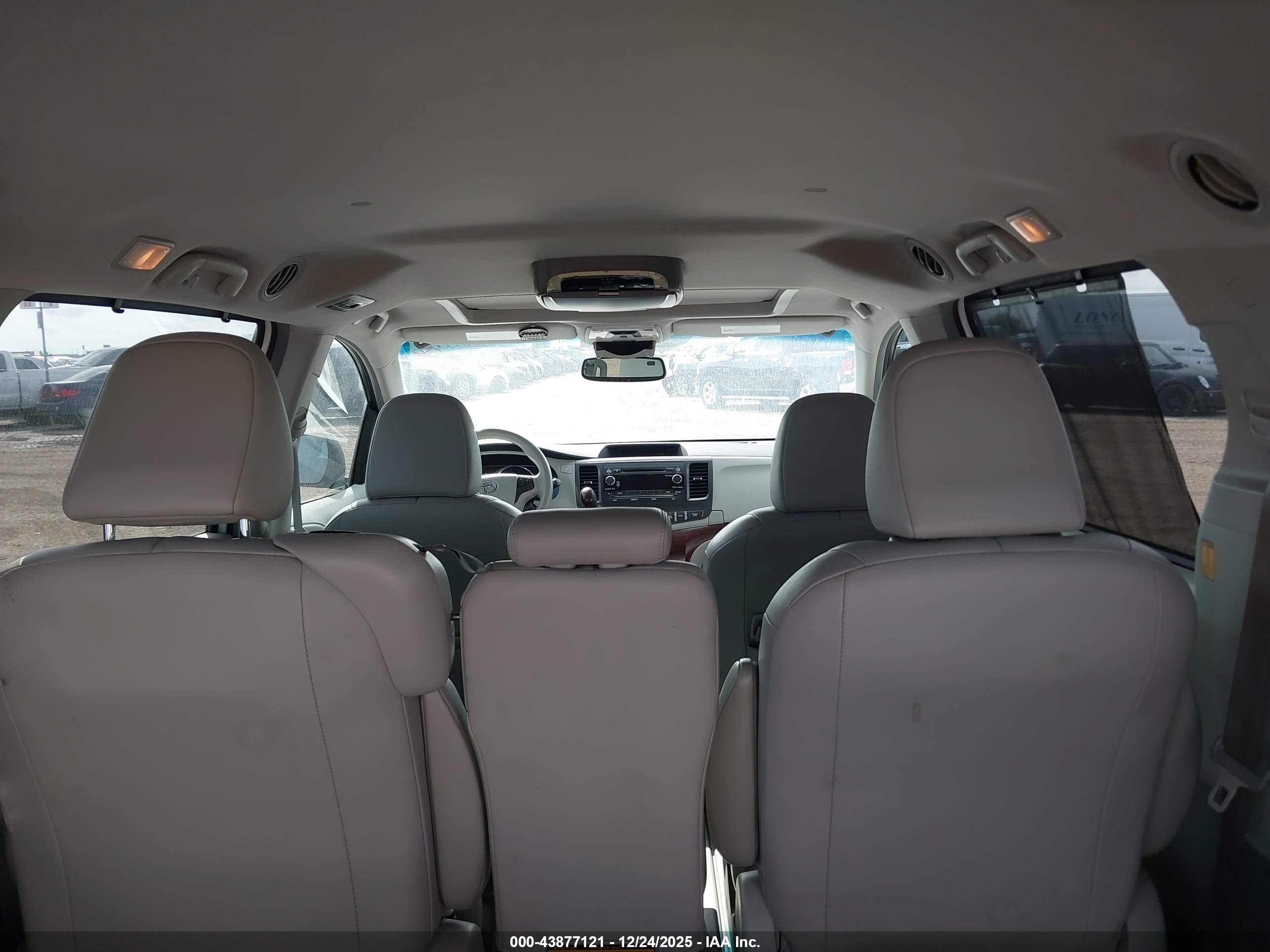 TOYOTA SIENNA image 8