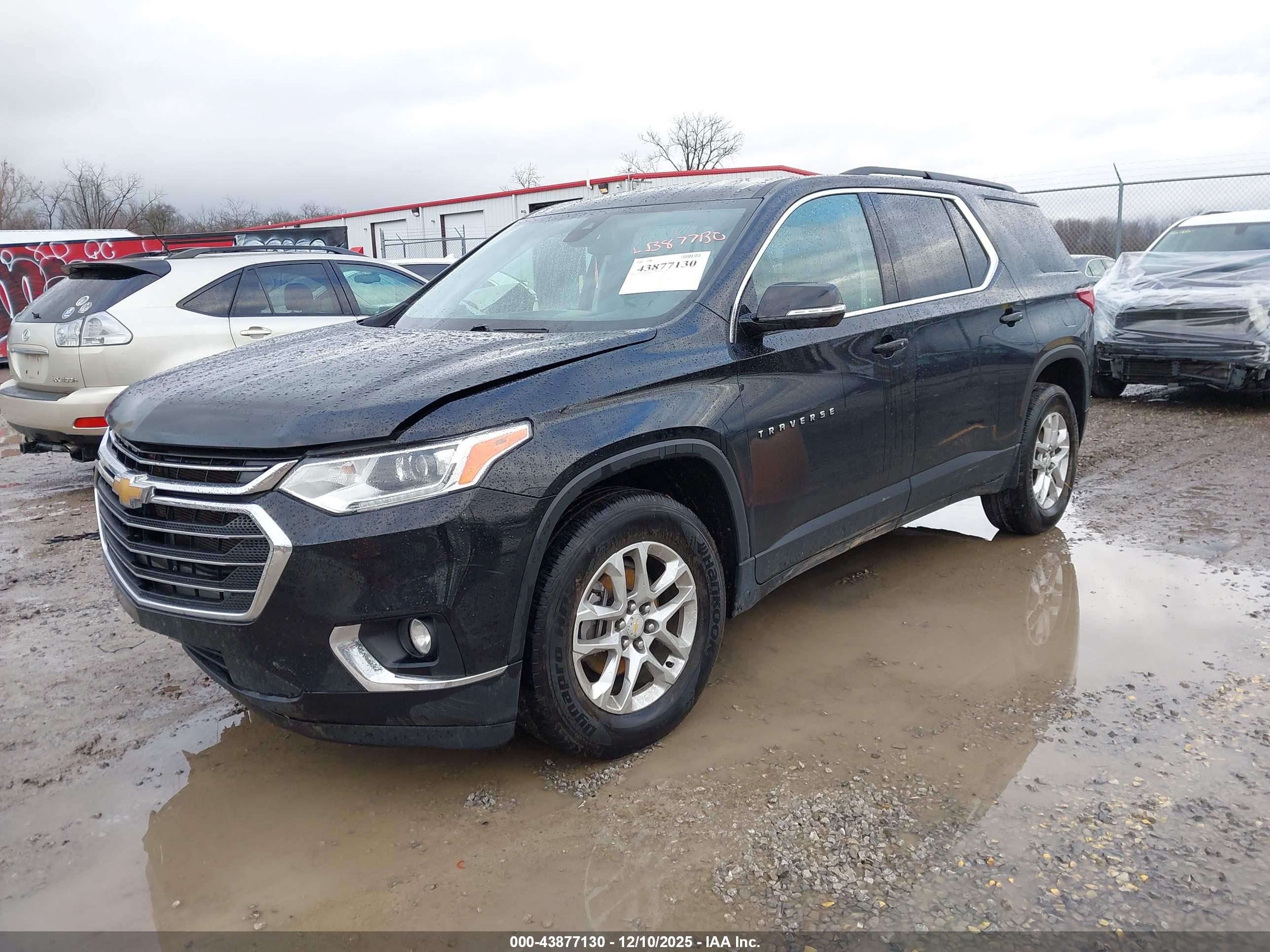CHEVROLET TRAVERSE image 2