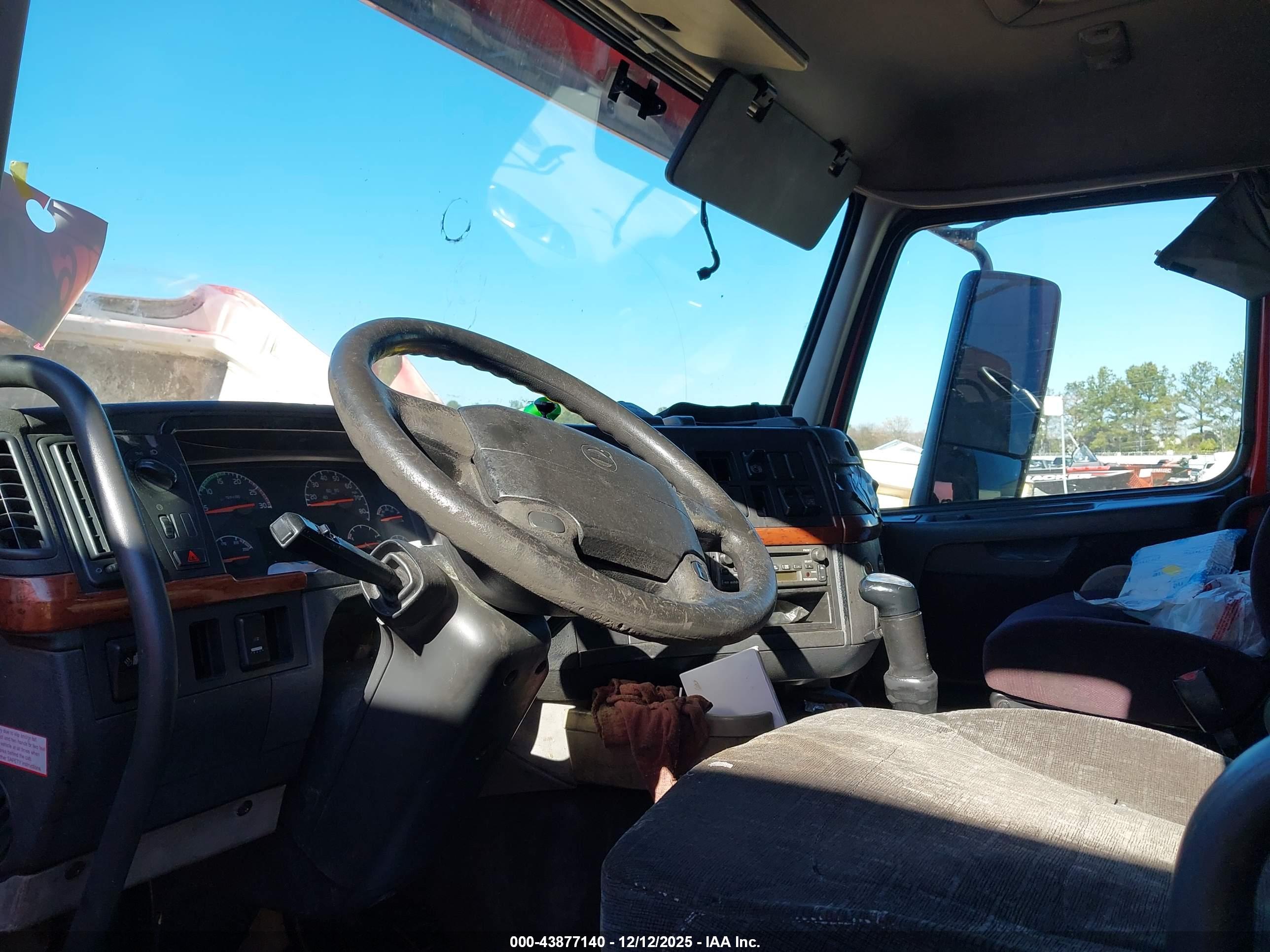 VOLVO VN image 7