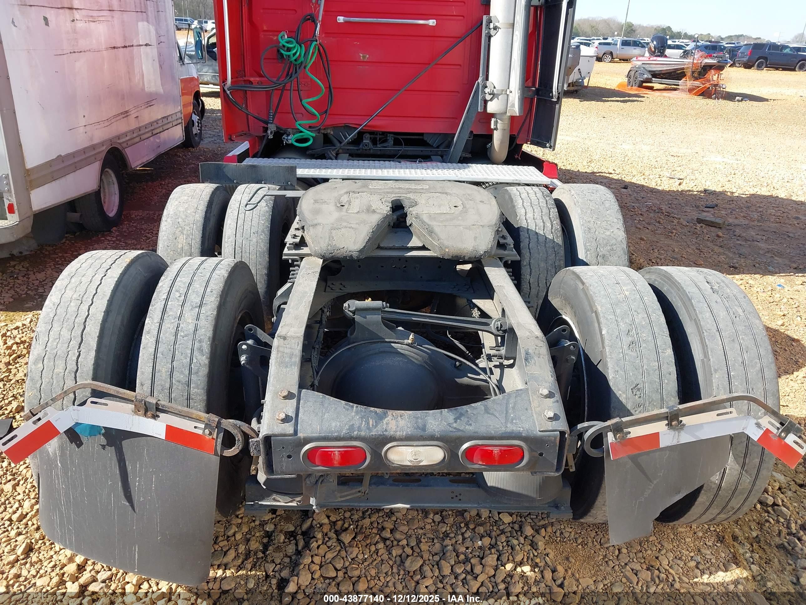 VOLVO VN image 8