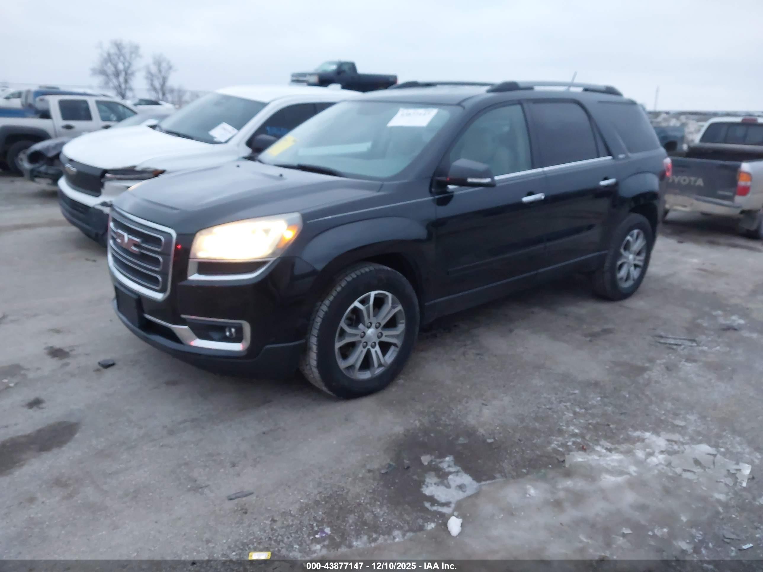GMC ACADIA image 2