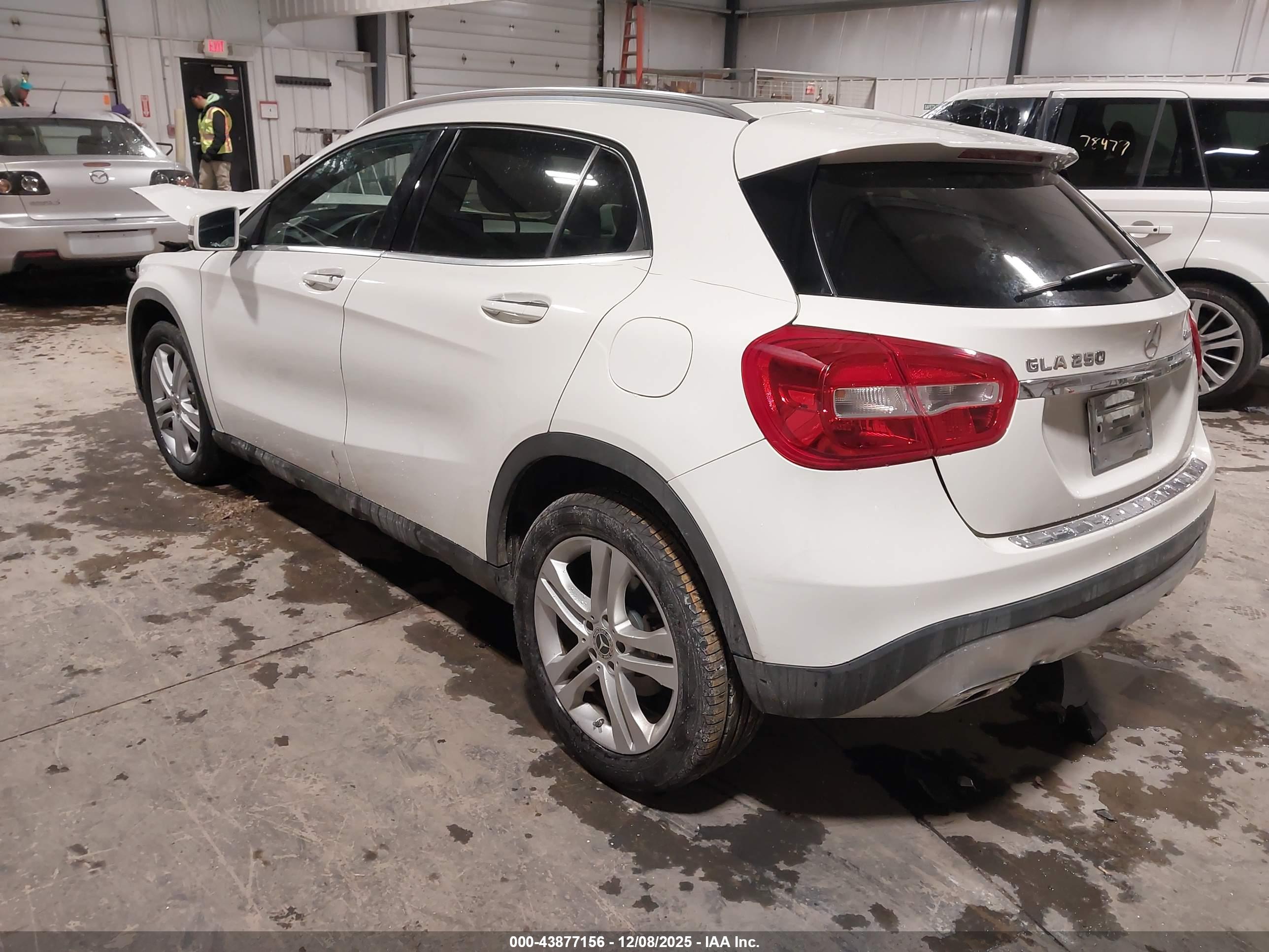 MERCEDES-BENZ GLA image 3