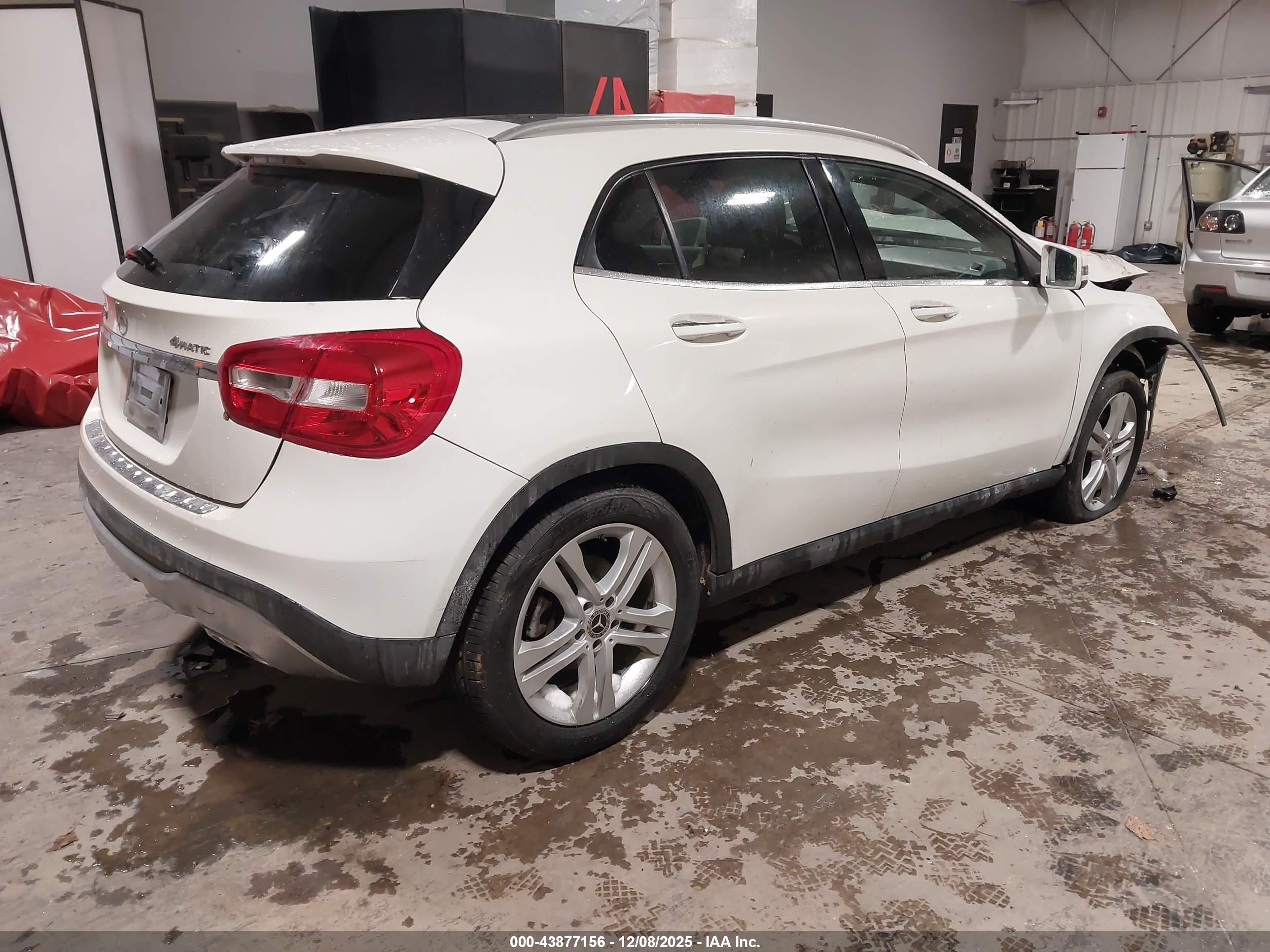 MERCEDES-BENZ GLA image 4
