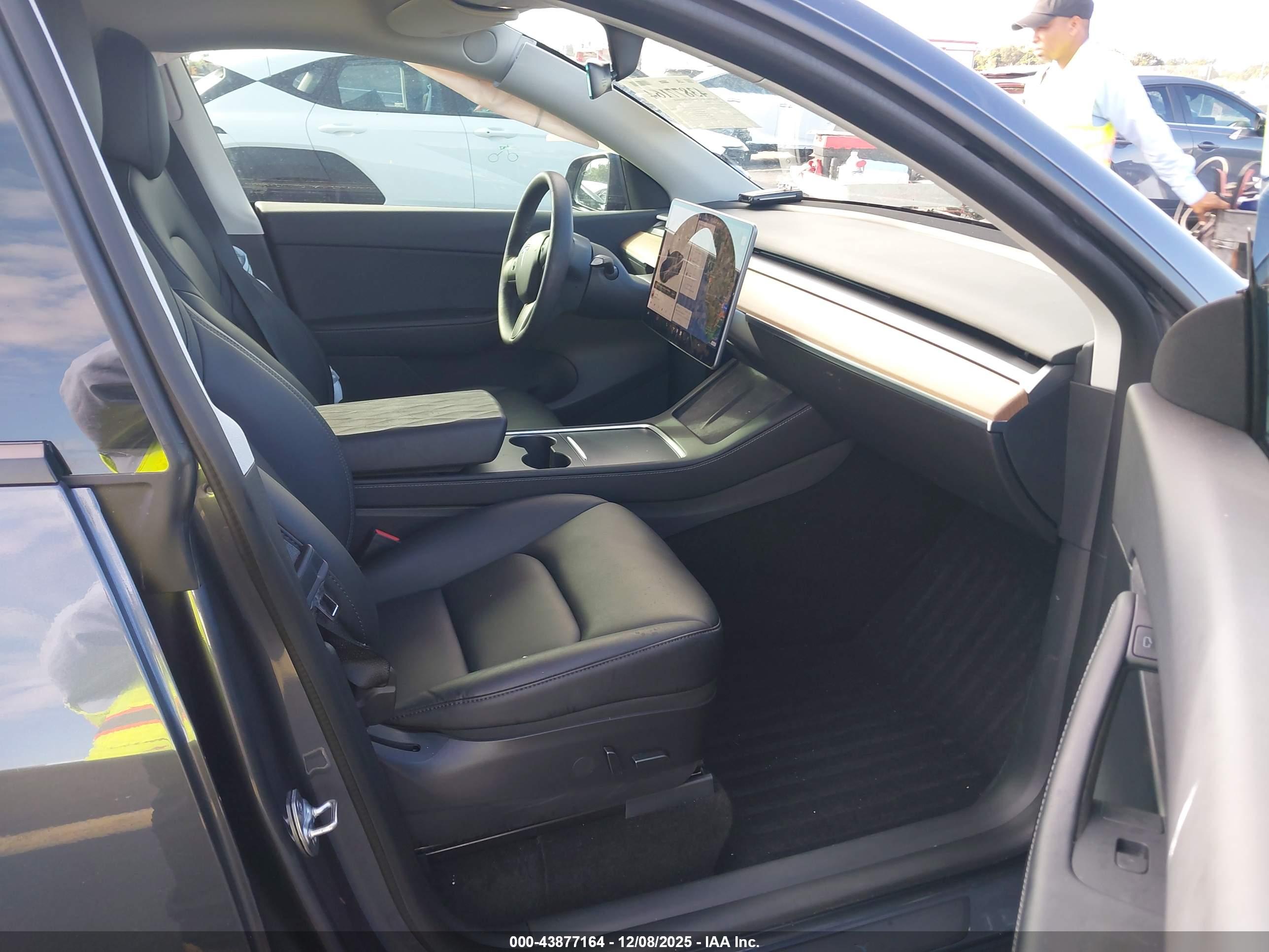 TESLA MODEL image 5